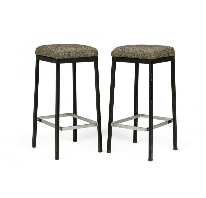Buriné Paire de tabourets de bar noirs et argentés Florence Knoll pour Knoll International en vente