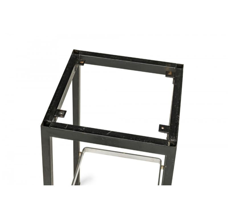 20ième siècle Paire de tabourets de bar noirs et argentés Florence Knoll pour Knoll International en vente
