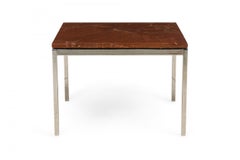 Ein Paar Florence Knoll für Knoll International Beistelltische aus braunem Marmor