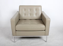 Pareja de sillones de salón clásicos Florence Knoll para Knoll Studio de cuero tostado acolchado