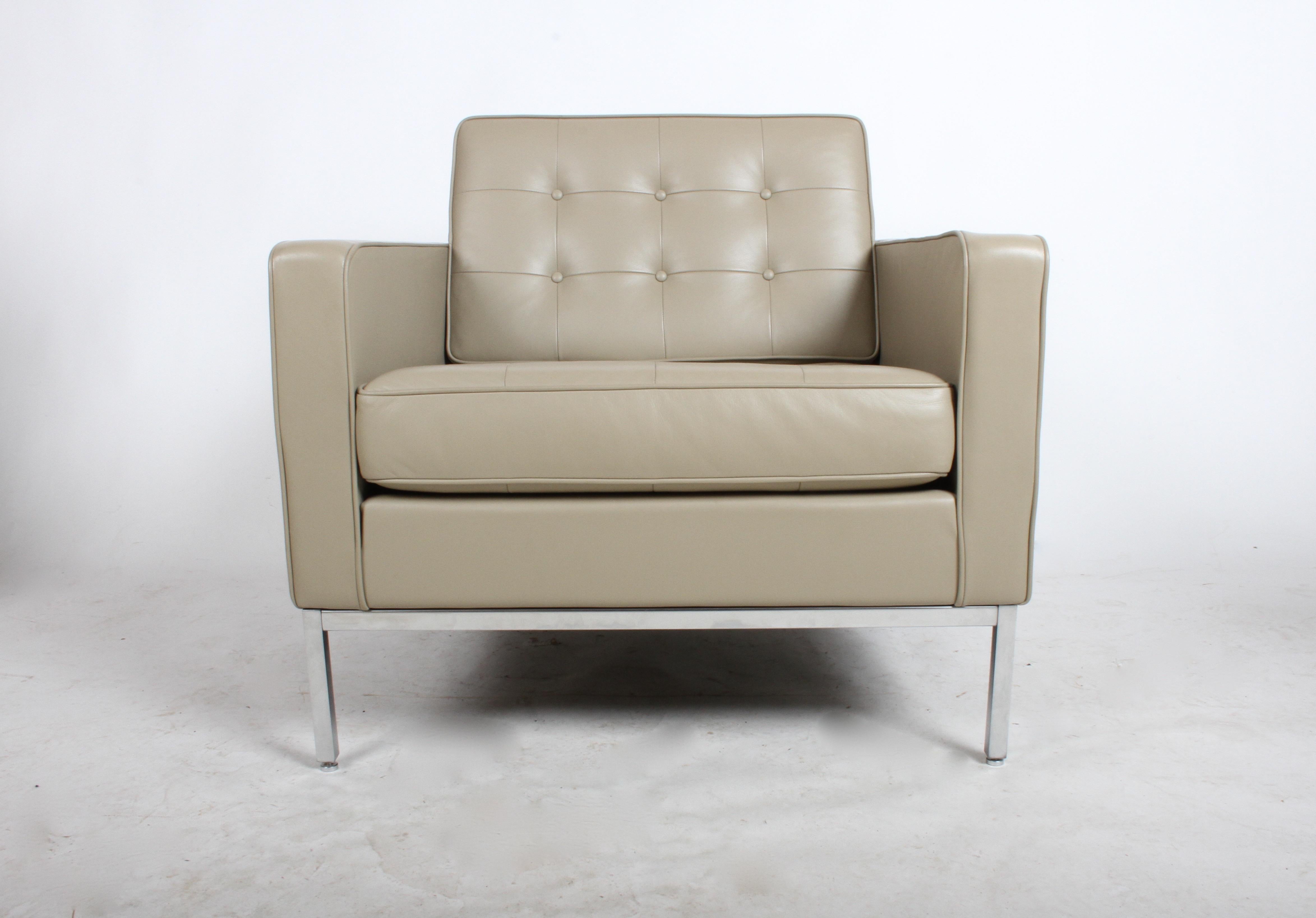 Klassische Florence Knoll für Knoll Studio, getuftete Sessel aus braunem Leder, Paar (Moderne der Mitte des Jahrhunderts) im Angebot