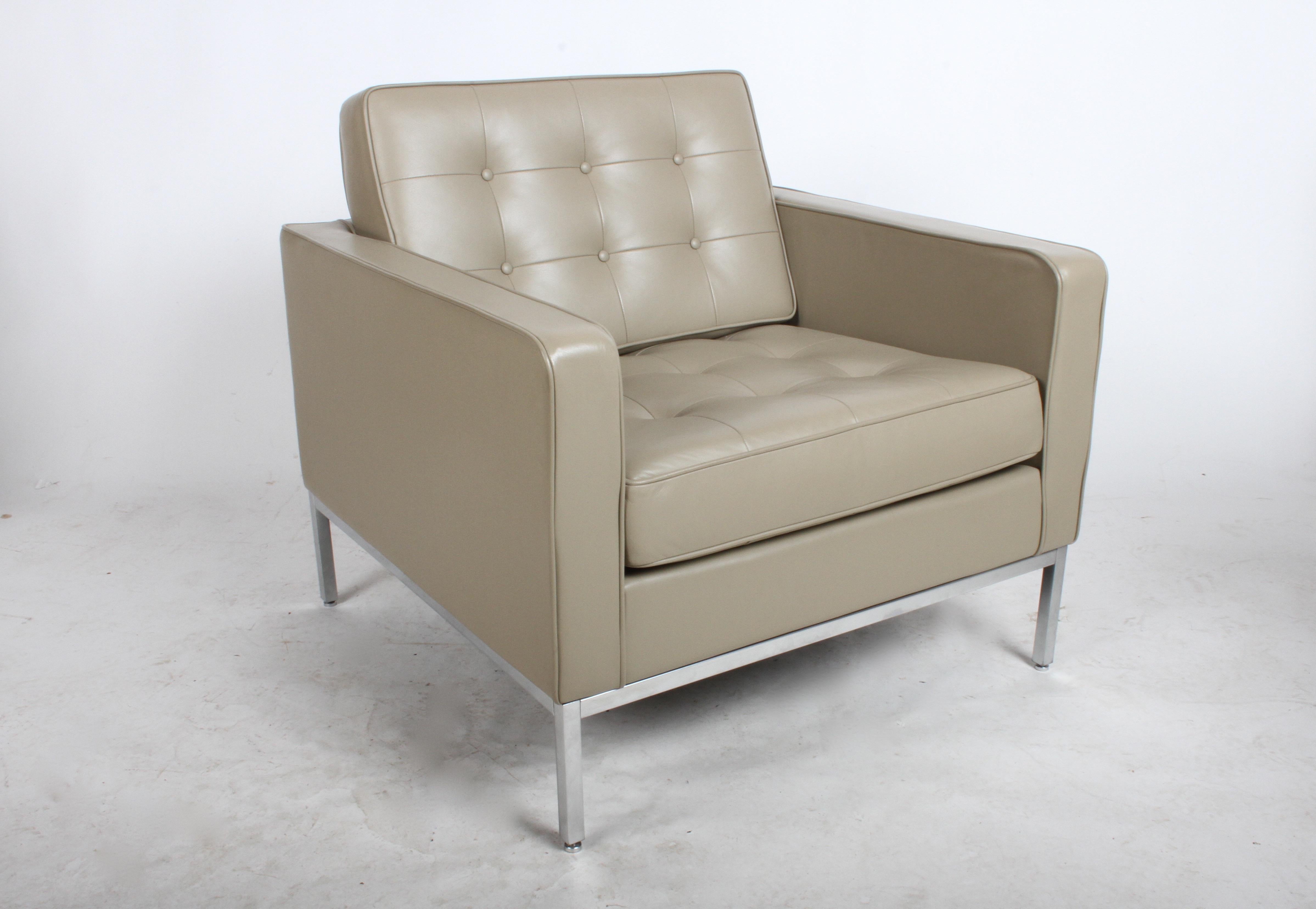 Paire de fauteuils de salon classiques Florence Knoll pour Knoll Studio en cuir touffeté brun clair Bon état - En vente à St. Louis, MO