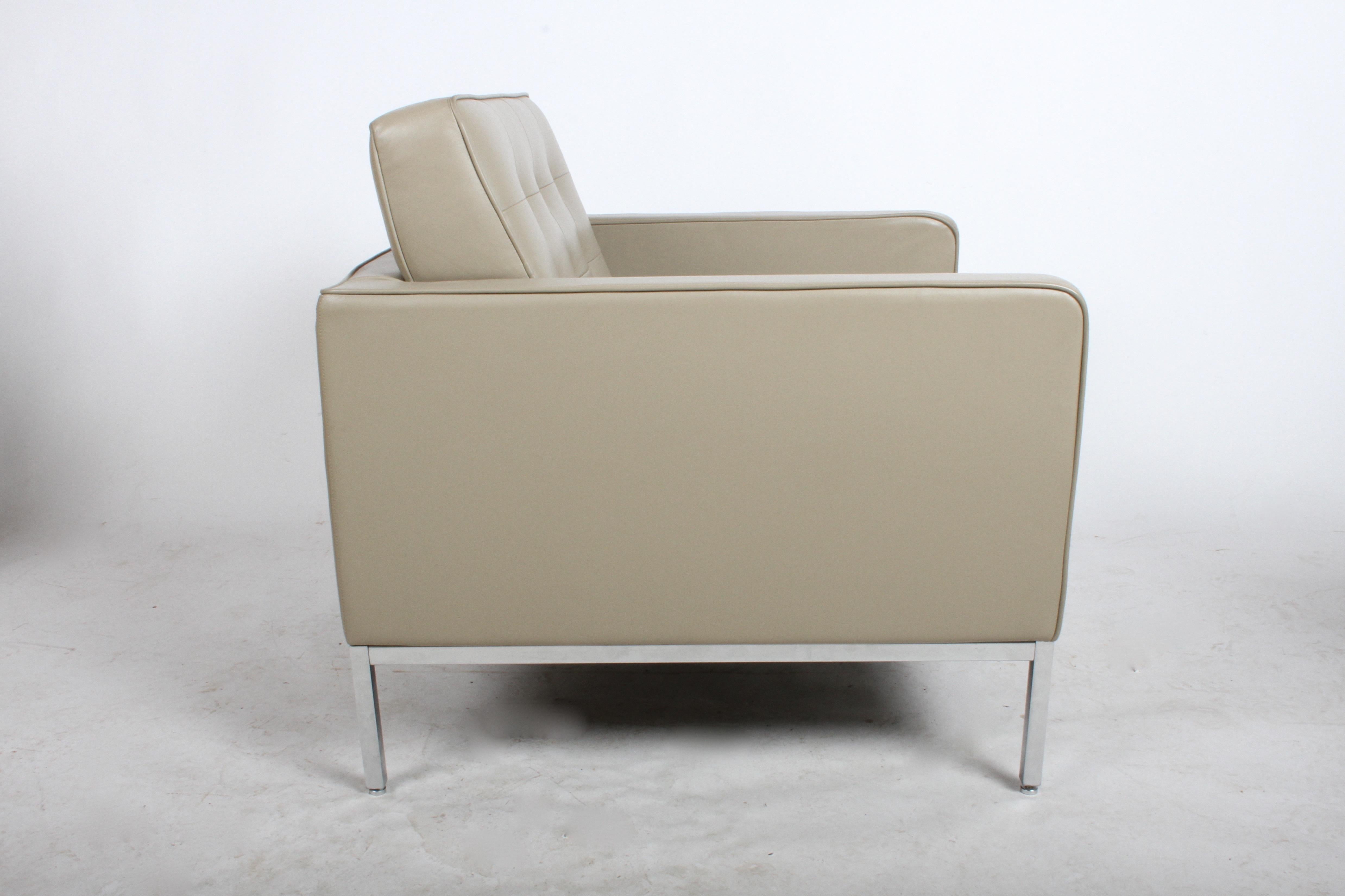 XXIe siècle et contemporain Paire de fauteuils de salon classiques Florence Knoll pour Knoll Studio en cuir touffeté brun clair en vente