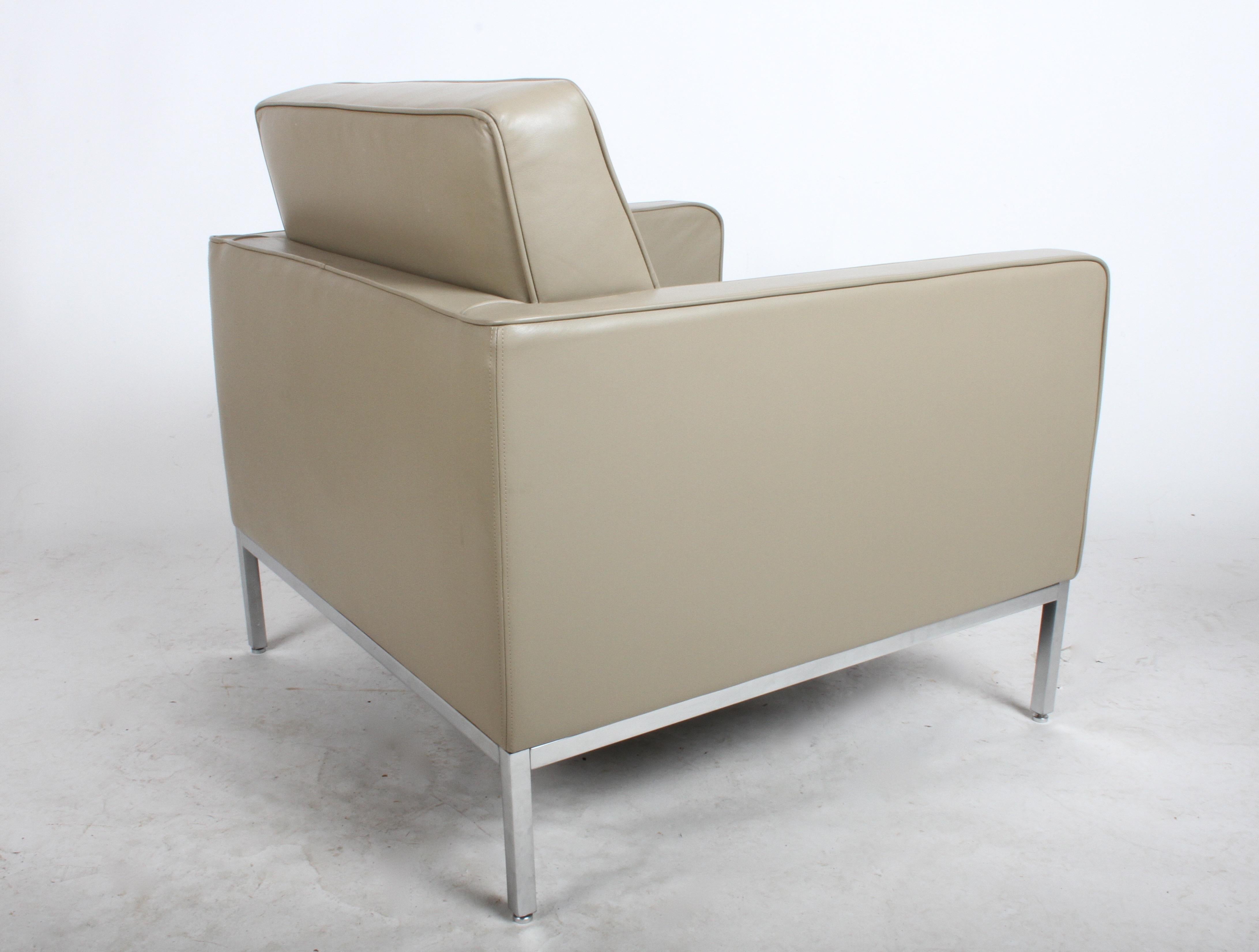 Chrome Paire de fauteuils de salon classiques Florence Knoll pour Knoll Studio en cuir touffeté brun clair en vente