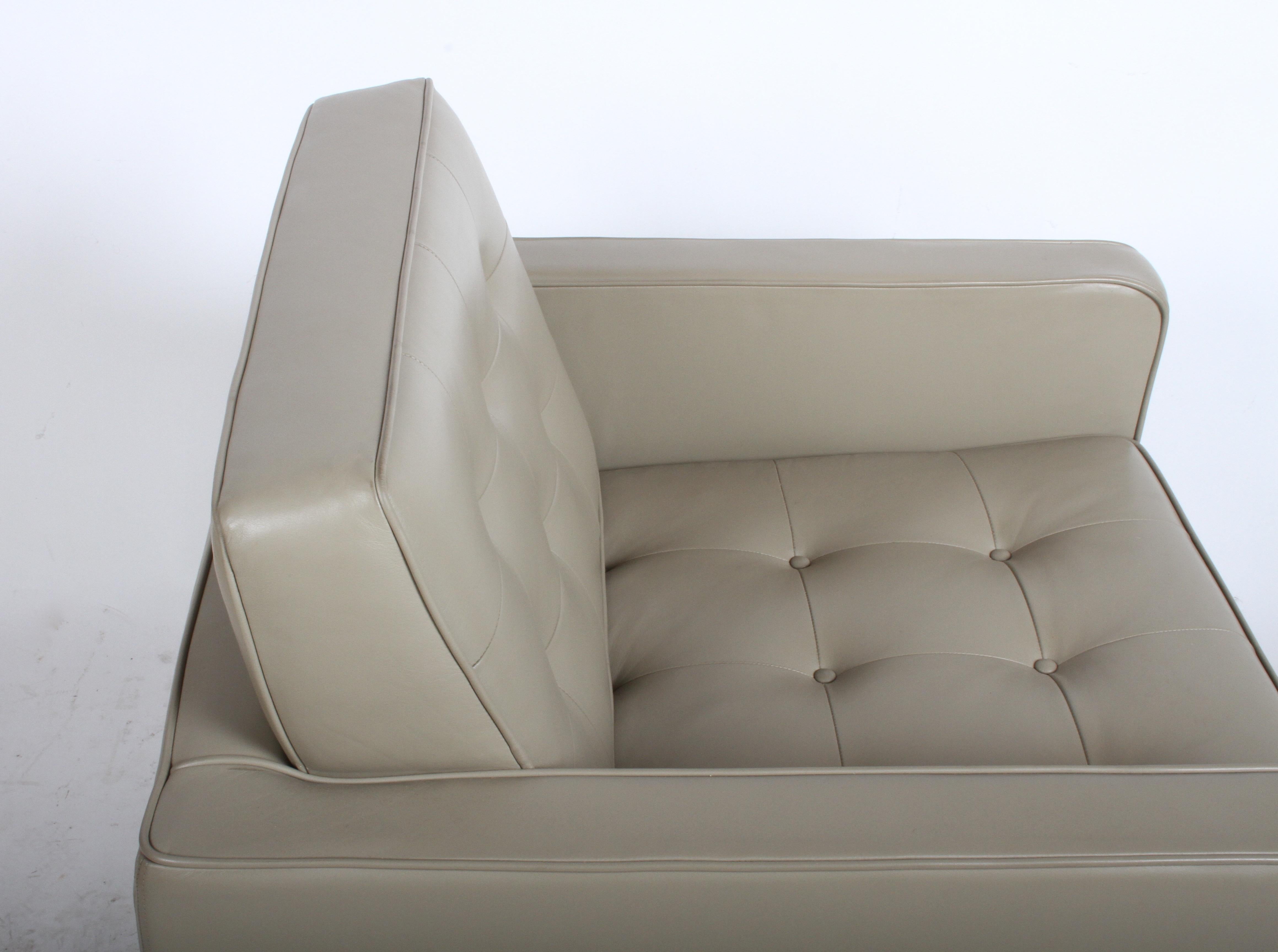 Klassische Florence Knoll für Knoll Studio, getuftete Sessel aus braunem Leder, Paar im Angebot 1