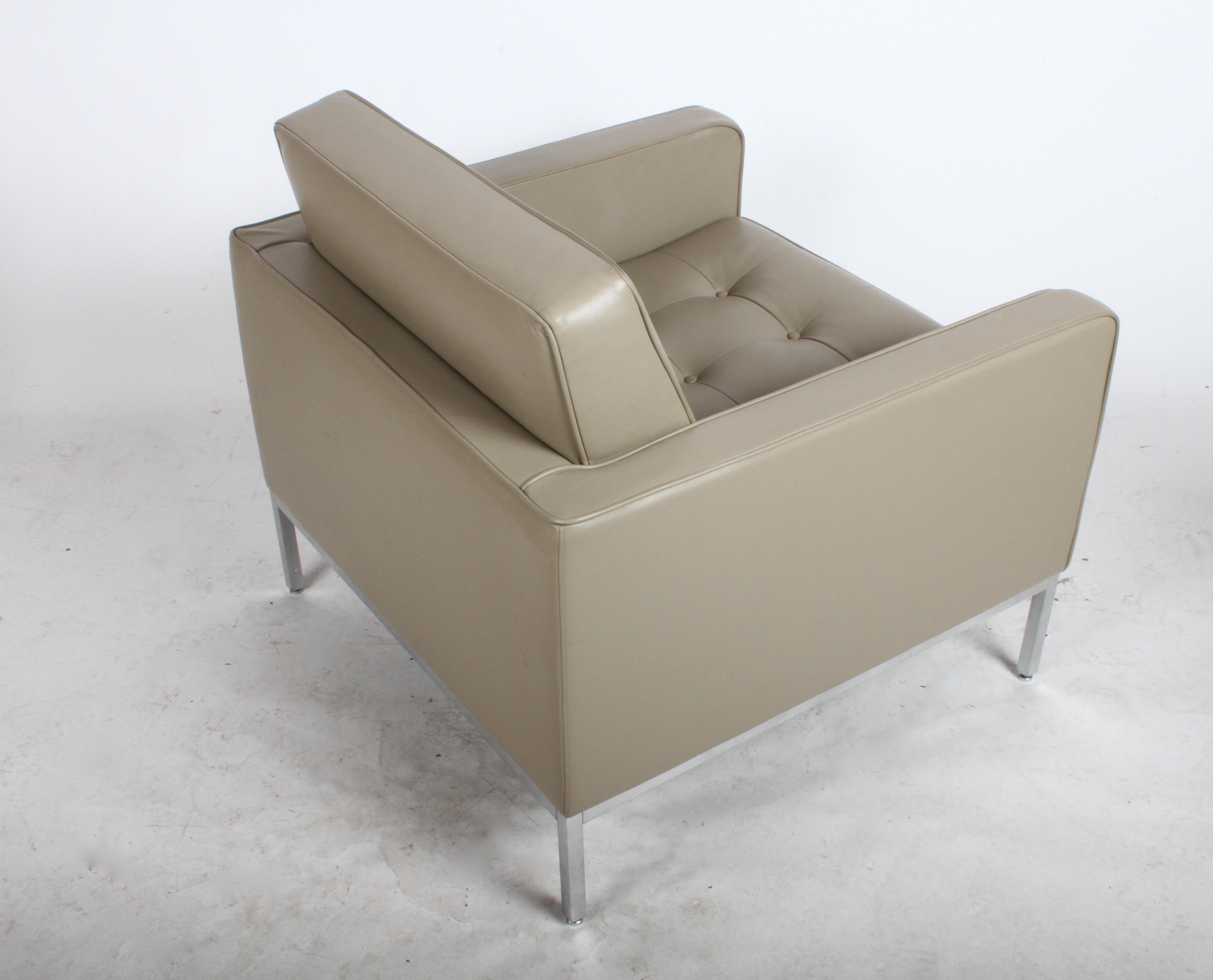 Klassische Florence Knoll für Knoll Studio, getuftete Sessel aus braunem Leder, Paar im Angebot 2