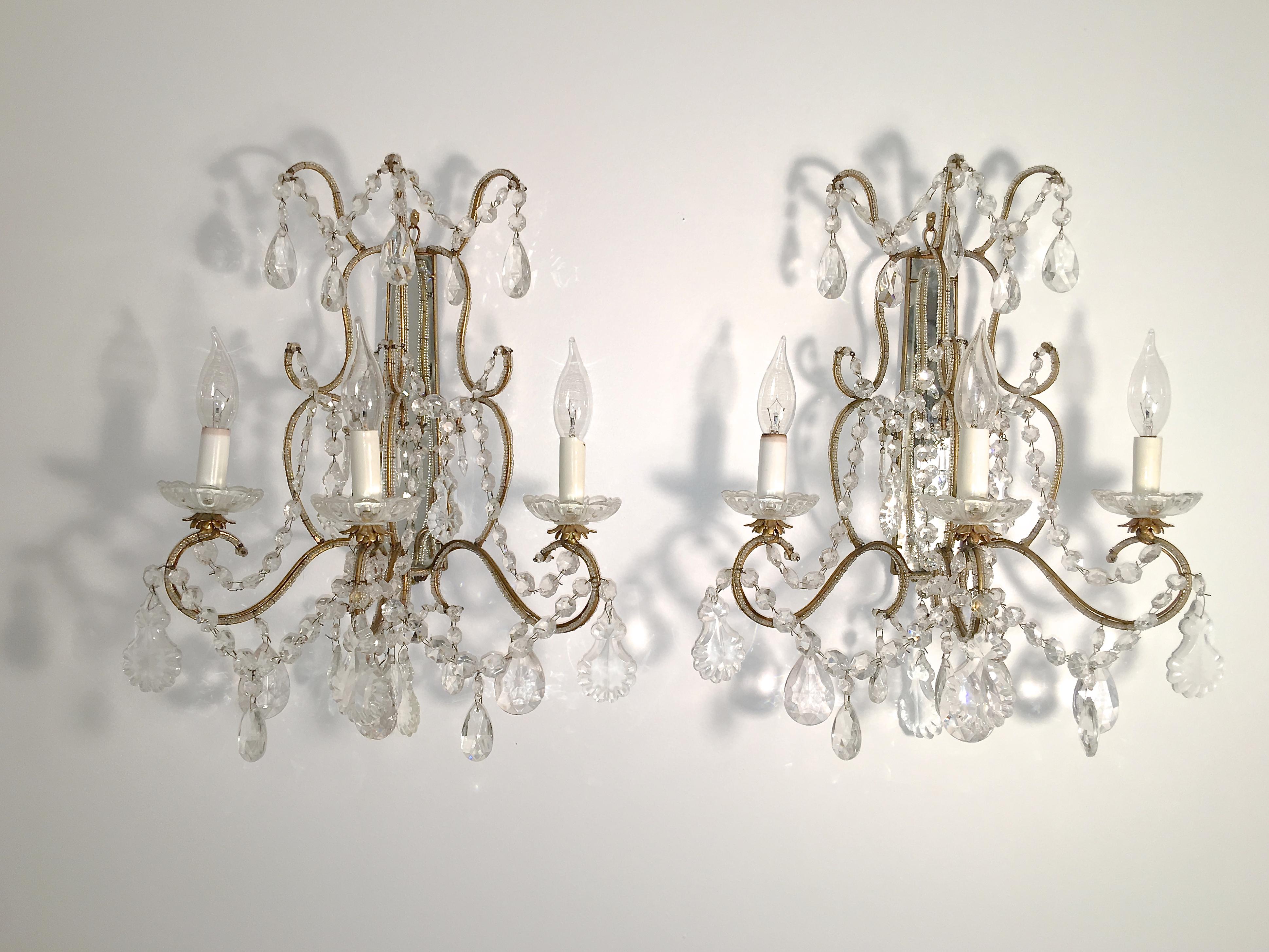 Paar florentinische Wandleuchter aus vergoldetem Metall und Kristall mit Perlen im Angebot 2