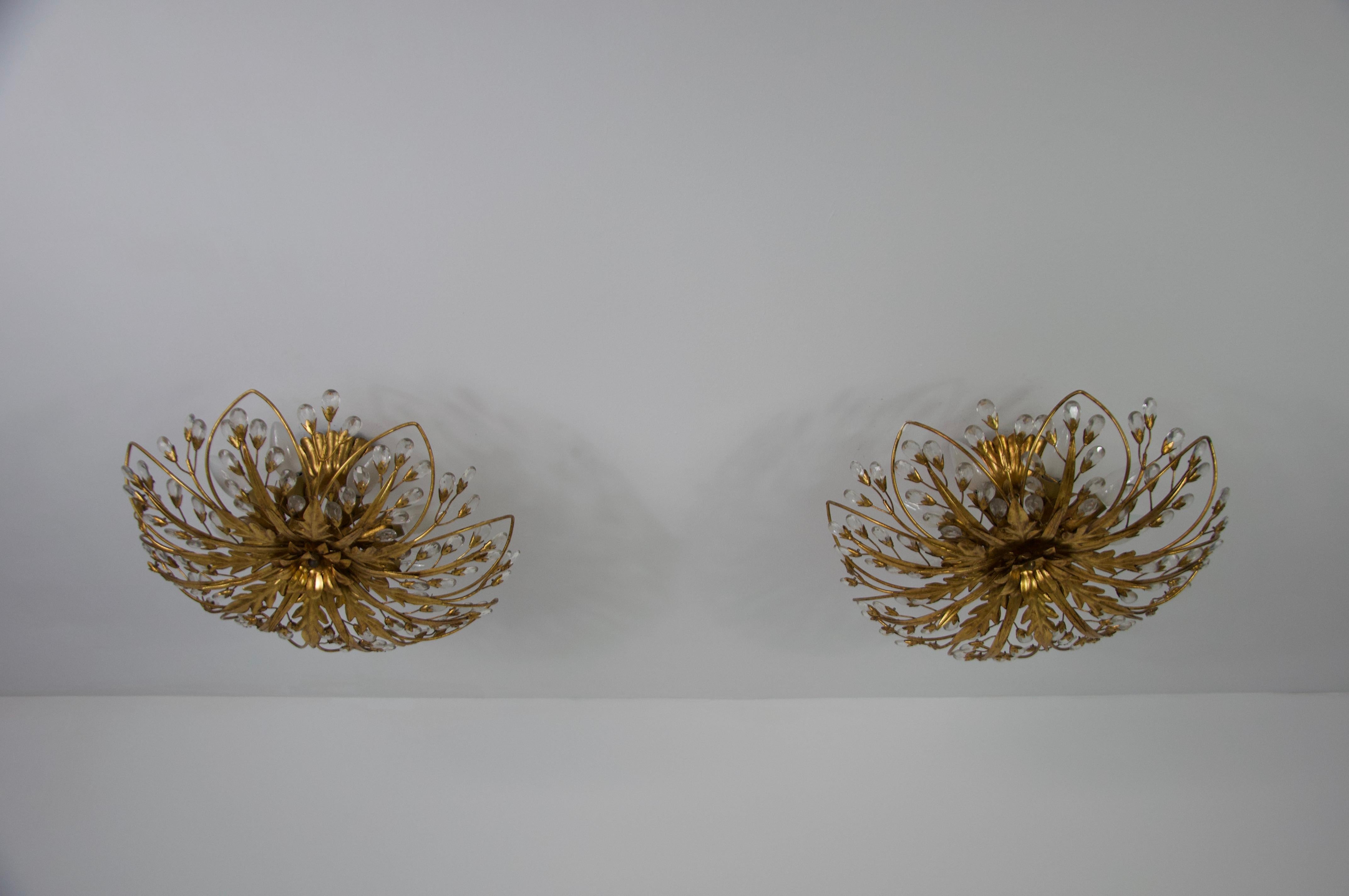 Questa splendida coppia di lampade da soffitto degli anni '60 è stata realizzata dal rinomato produttore italiano di illuminazione Banci. Realizzato in ottone di alta qualità, presenta un elegante design floreale con foglie delicatamente ricurve e