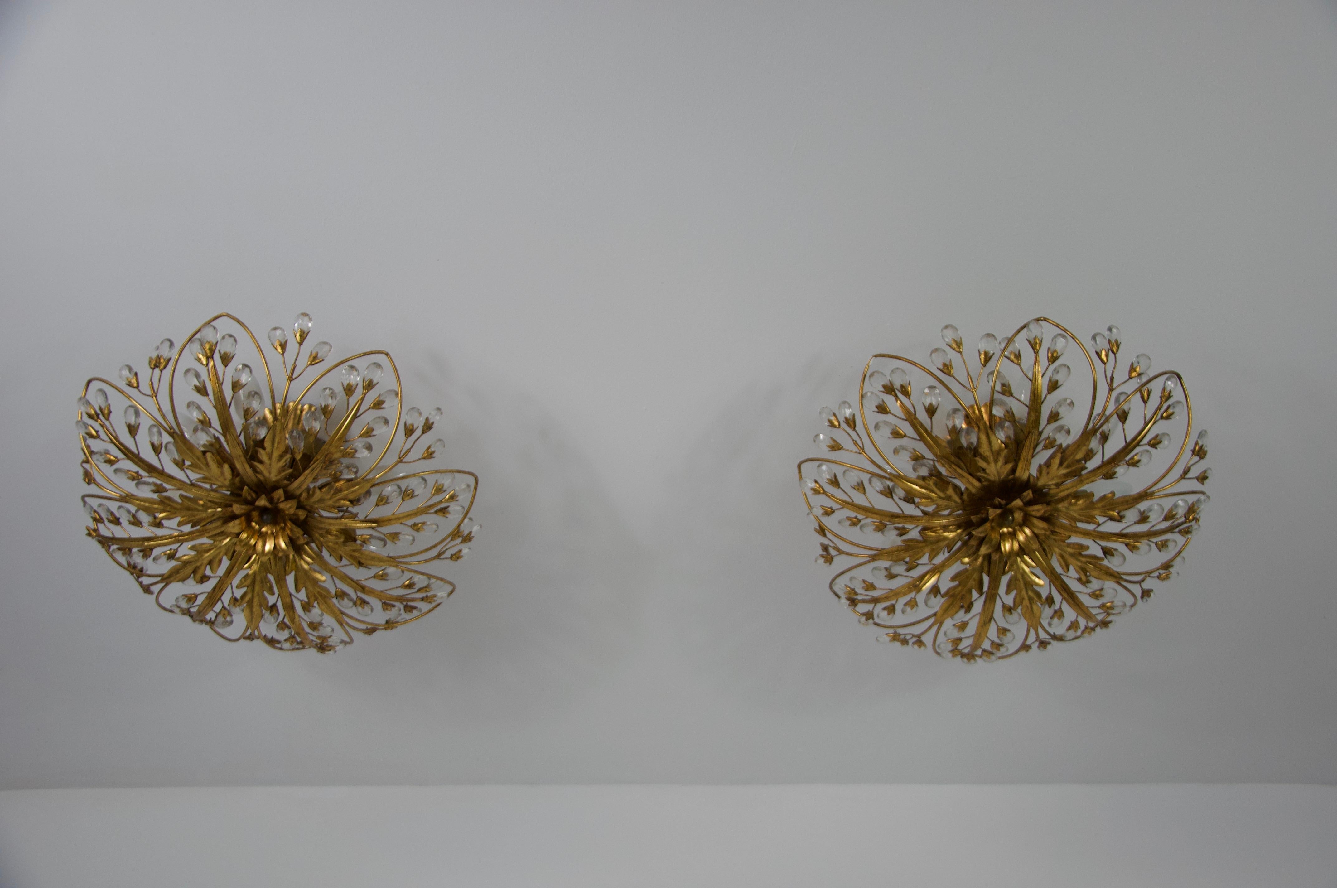 Italiano Coppia di montature da incasso a forma di fiore Florentine di Banci Firenze, Italia, anni '70 in vendita