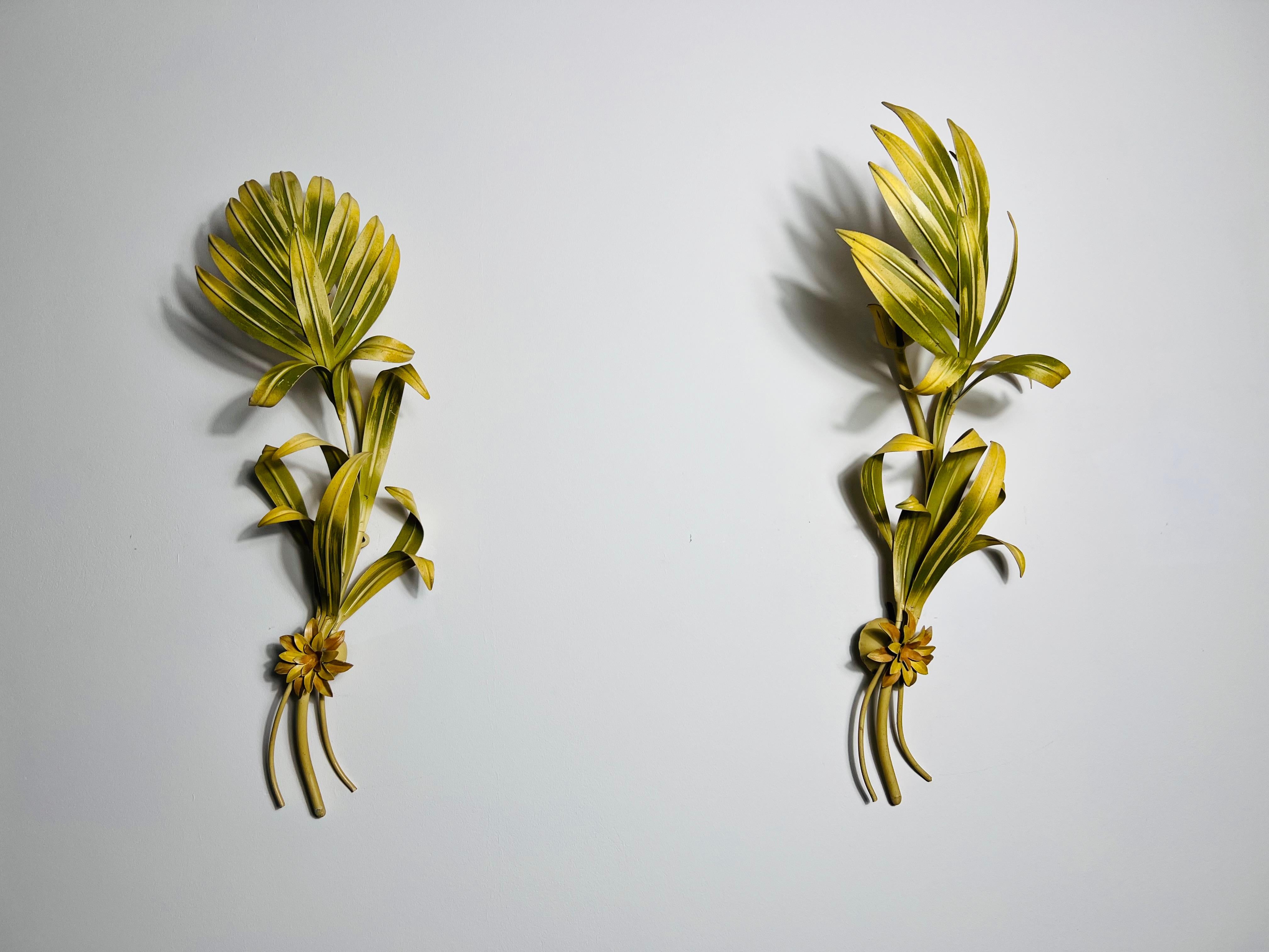 Cette paire d'appliques Florentine, datant de l'Italie des années 1960, présente un design exquis d'inspiration florale, réalisé en métal peint en vert. Les lampes capturent le charme et l'élégance de l'artisanat italien classique, évoquant la