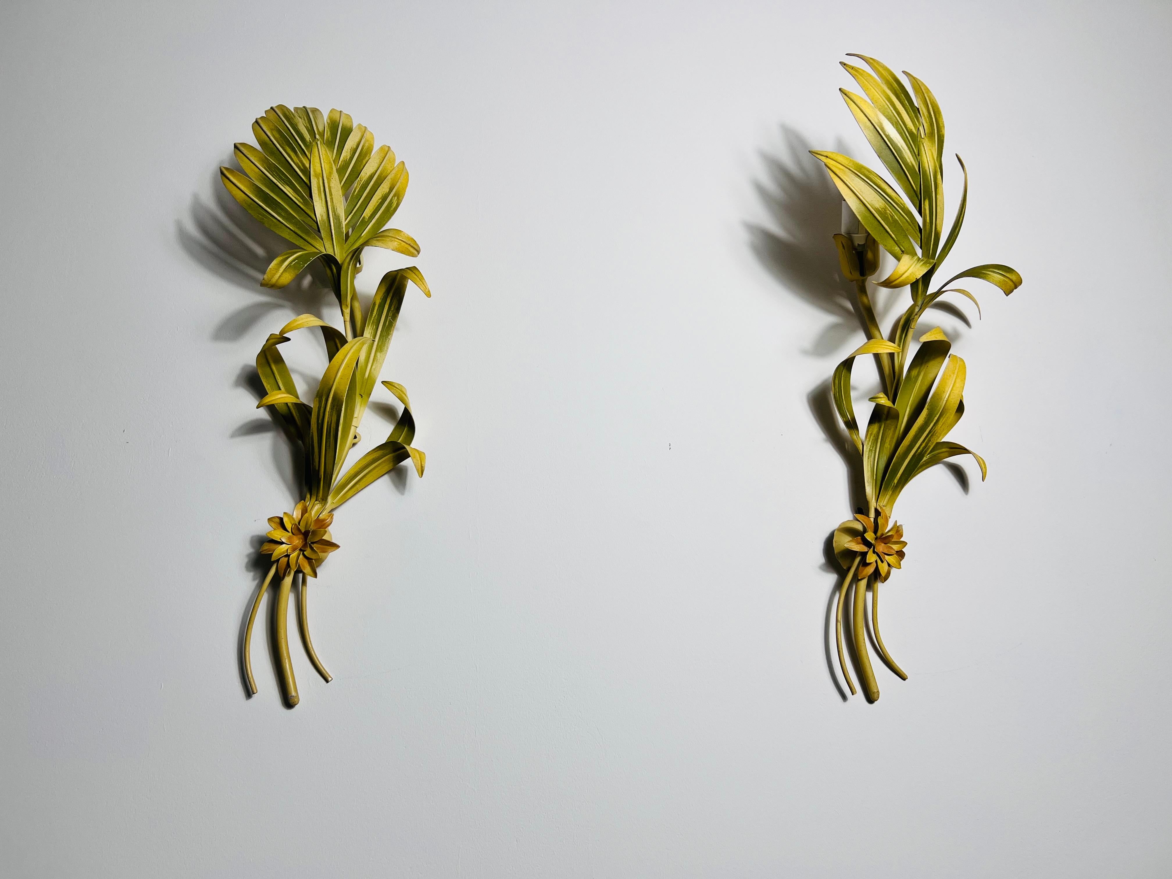 Fait main Paire d'appliques Florentine en forme de fleur, Italie, années 1960 en vente