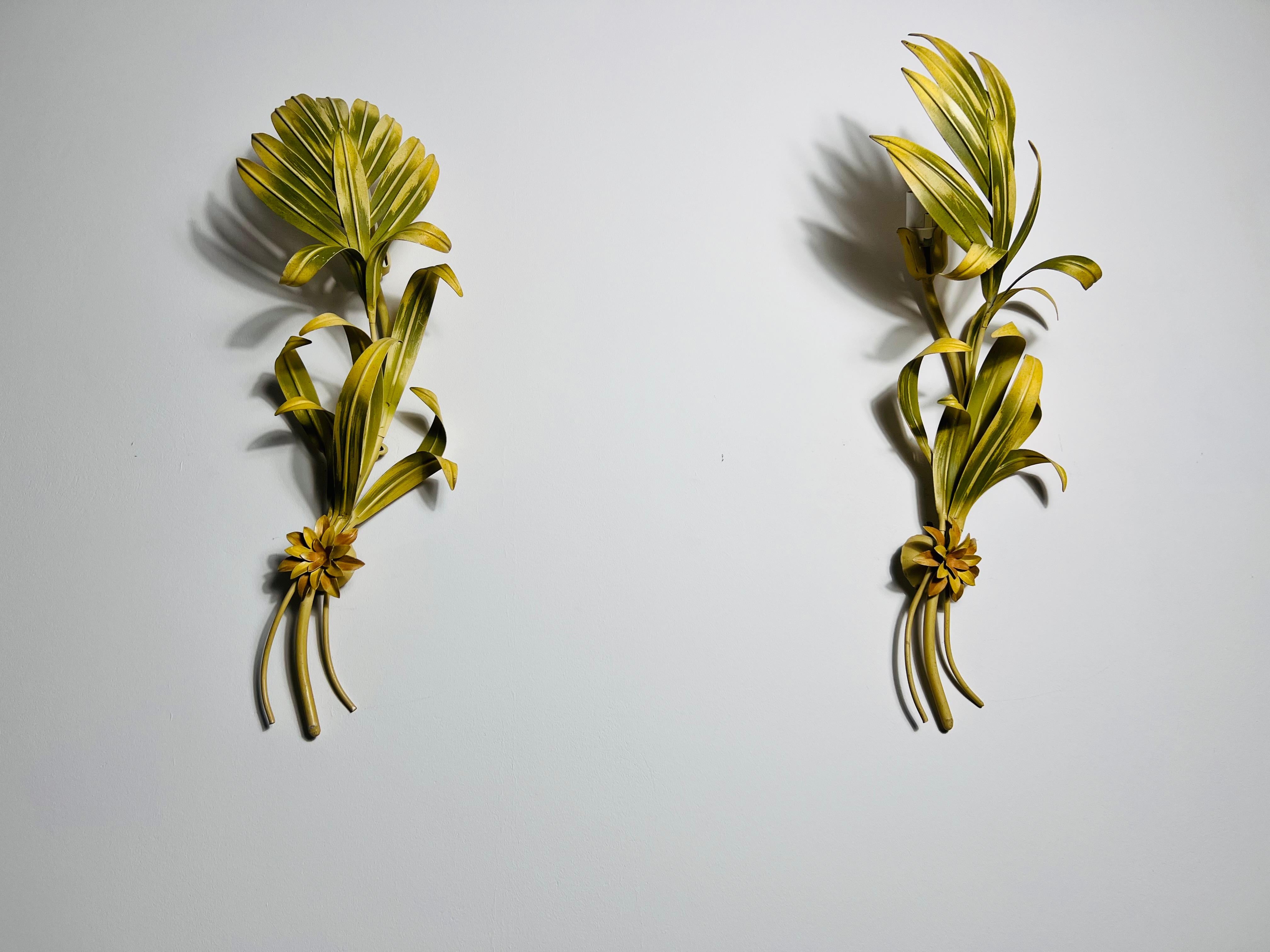 Paire d'appliques Florentine en forme de fleur, Italie, années 1960 Bon état - En vente à Hagenbach, DE