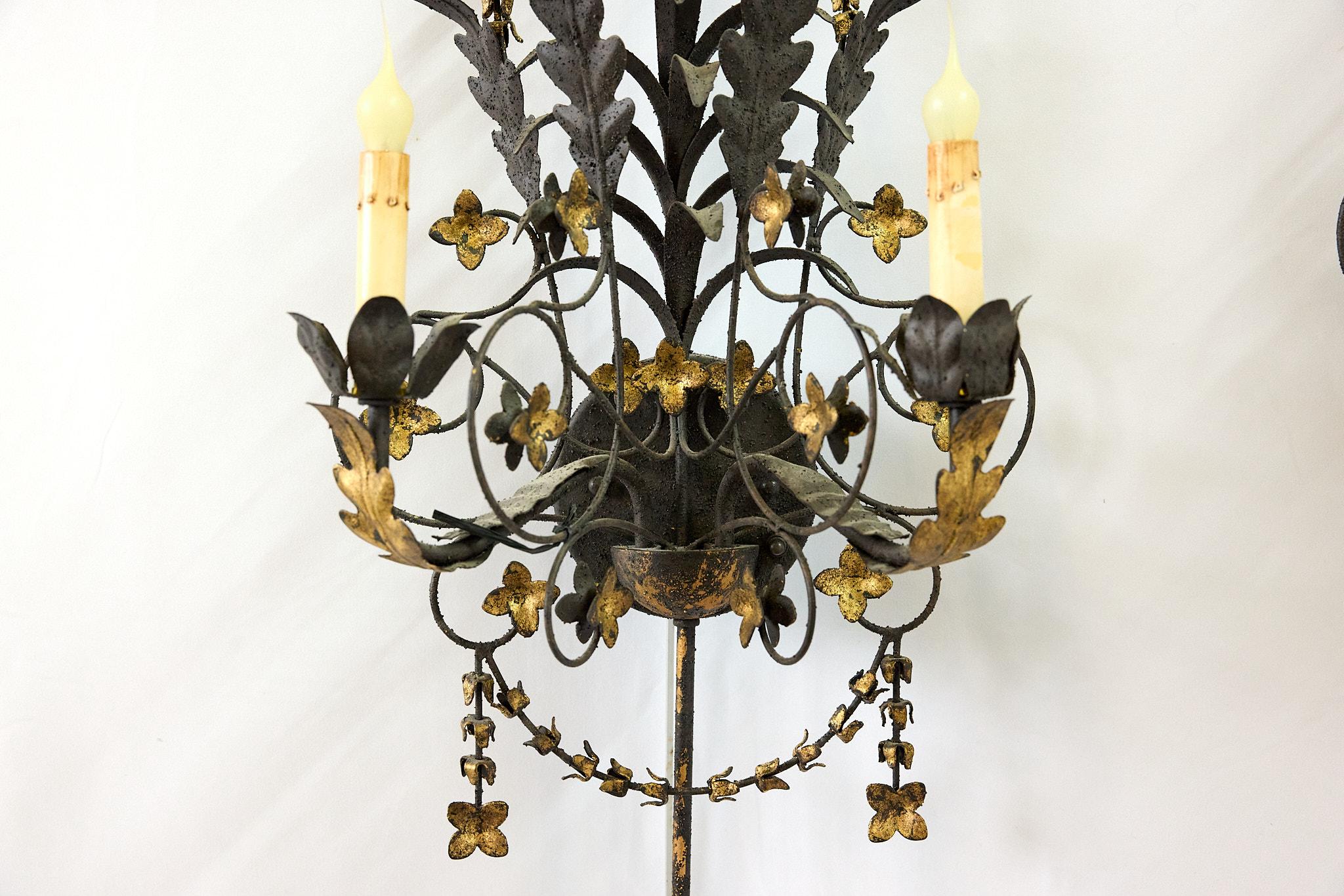 Paire d'appliques murales à deux lumières en métal doré Florentine en vente 3
