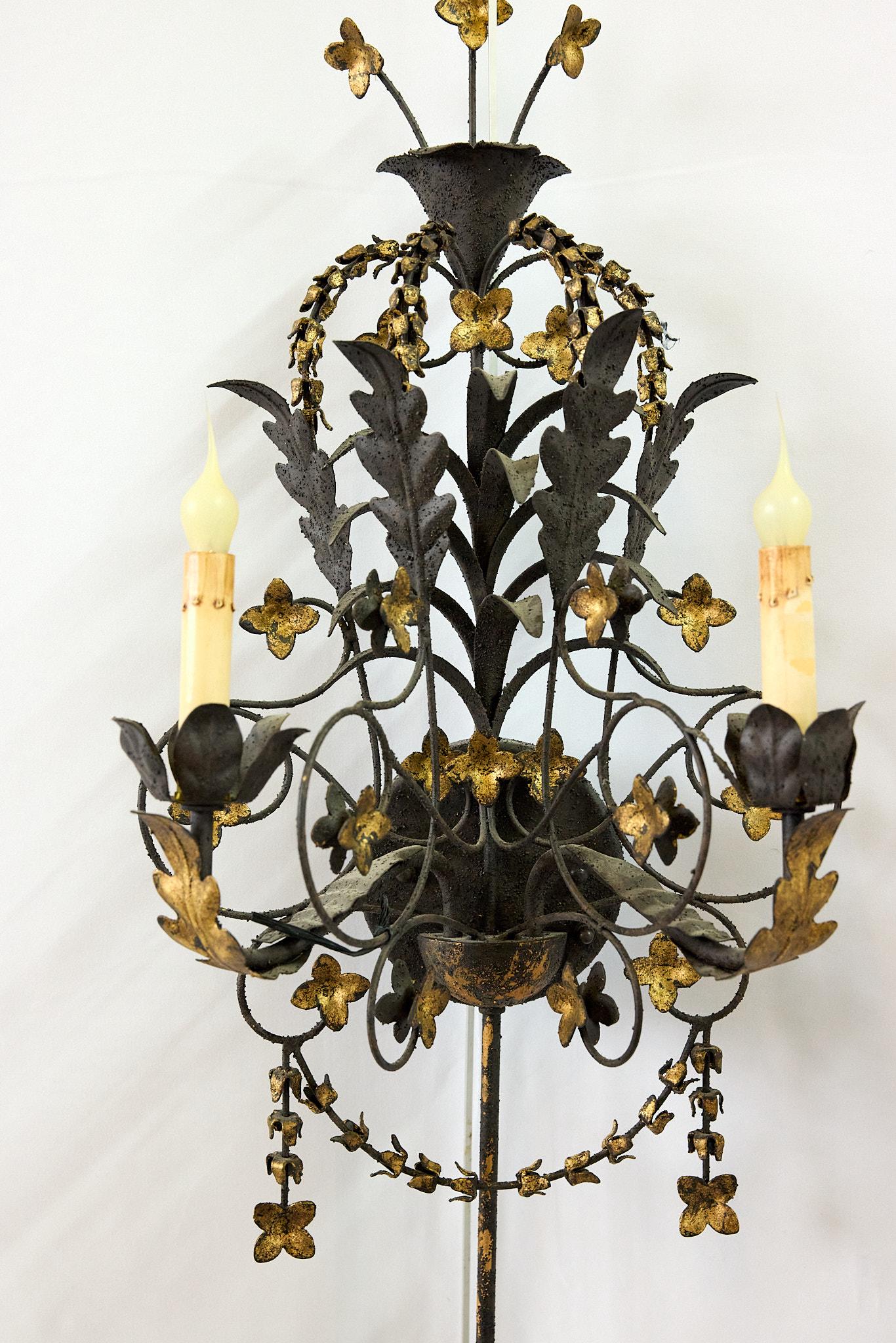 Paire d'appliques murales à deux lumières en métal doré Florentine en vente 4
