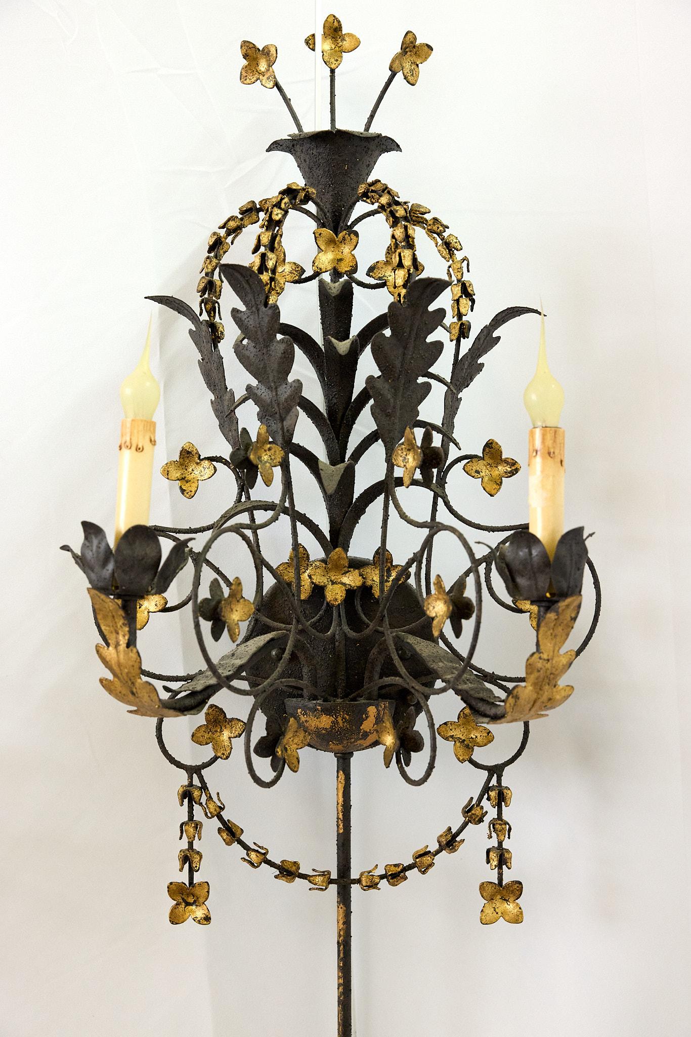 Paire d'appliques murales à deux lumières en métal doré Florentine en vente 5
