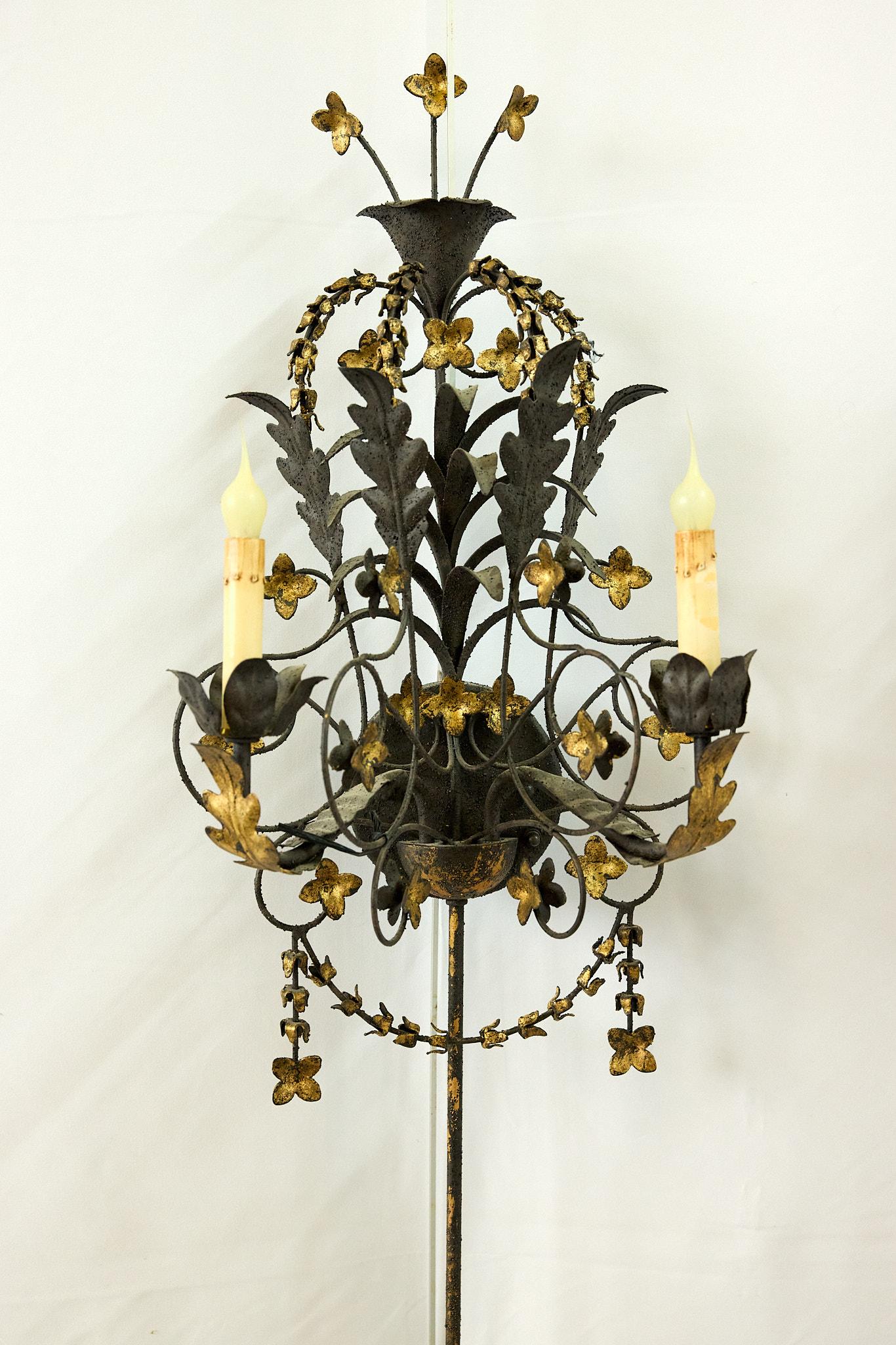 Hollywood Regency Paire d'appliques murales à deux lumières en métal doré Florentine en vente