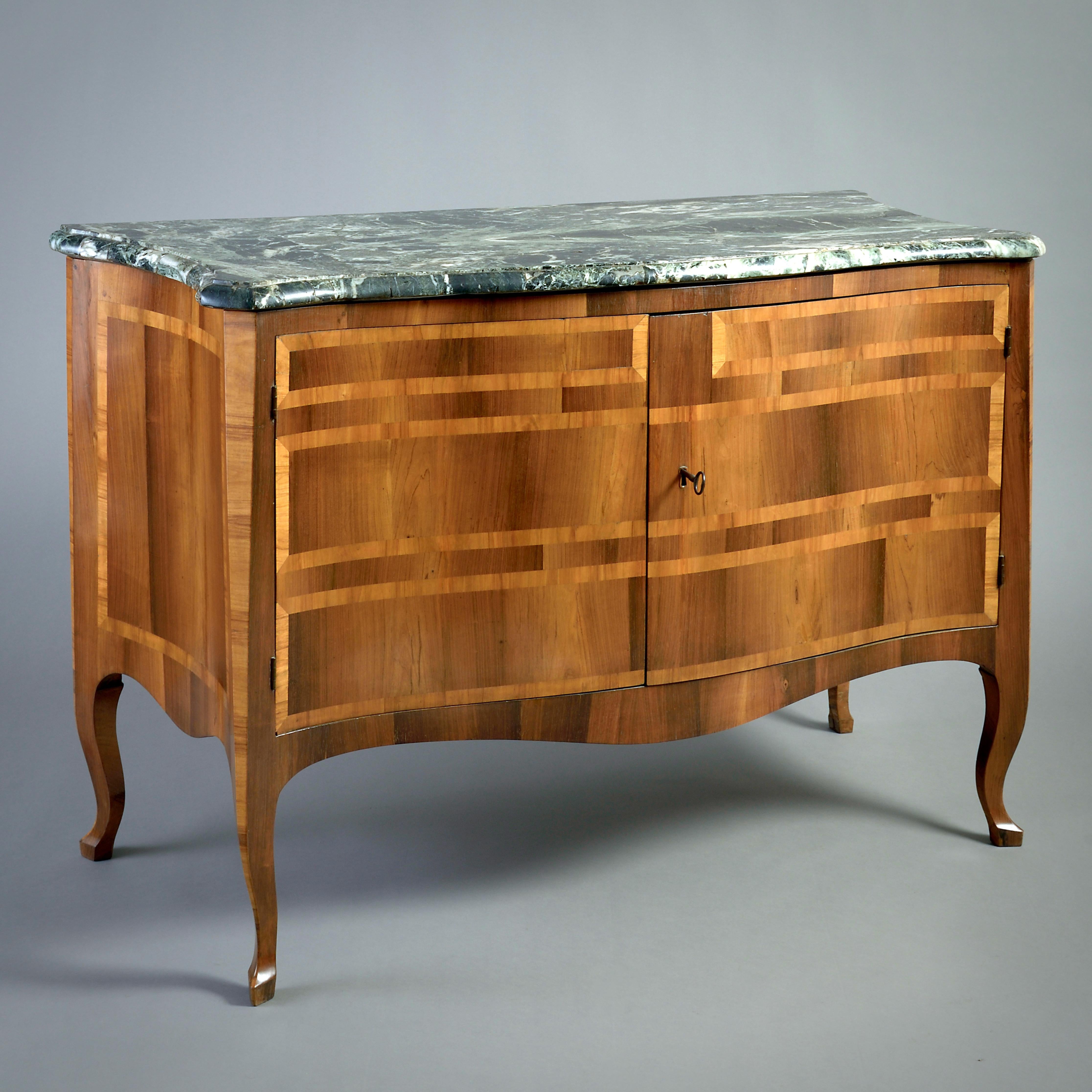 UNA RARA E INSOLITA COPPIA DI COMMODES IN PALISSANDRO FIORENTINO CON I PIANI ORIGINALI IN MARMO VERDE ANTICO, CIRCA 1780.

I piani sagomati sono impiallacciati con pezzi di marmo verde antico su un fondo di pietra serena. Le basi sono impiallacciate