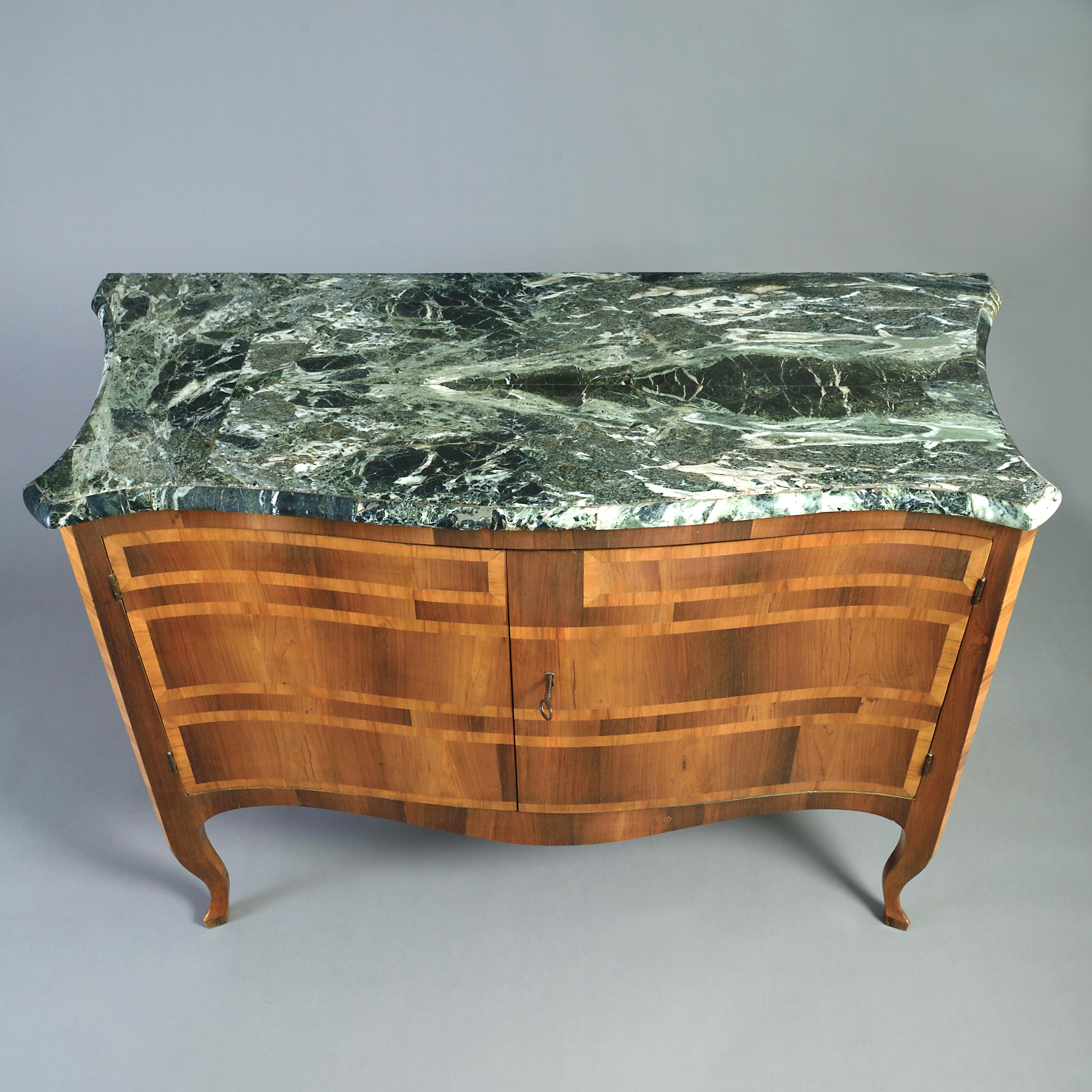 Fino al XVIII secolo Coppia di commodes in palissandro Florentine in vendita
