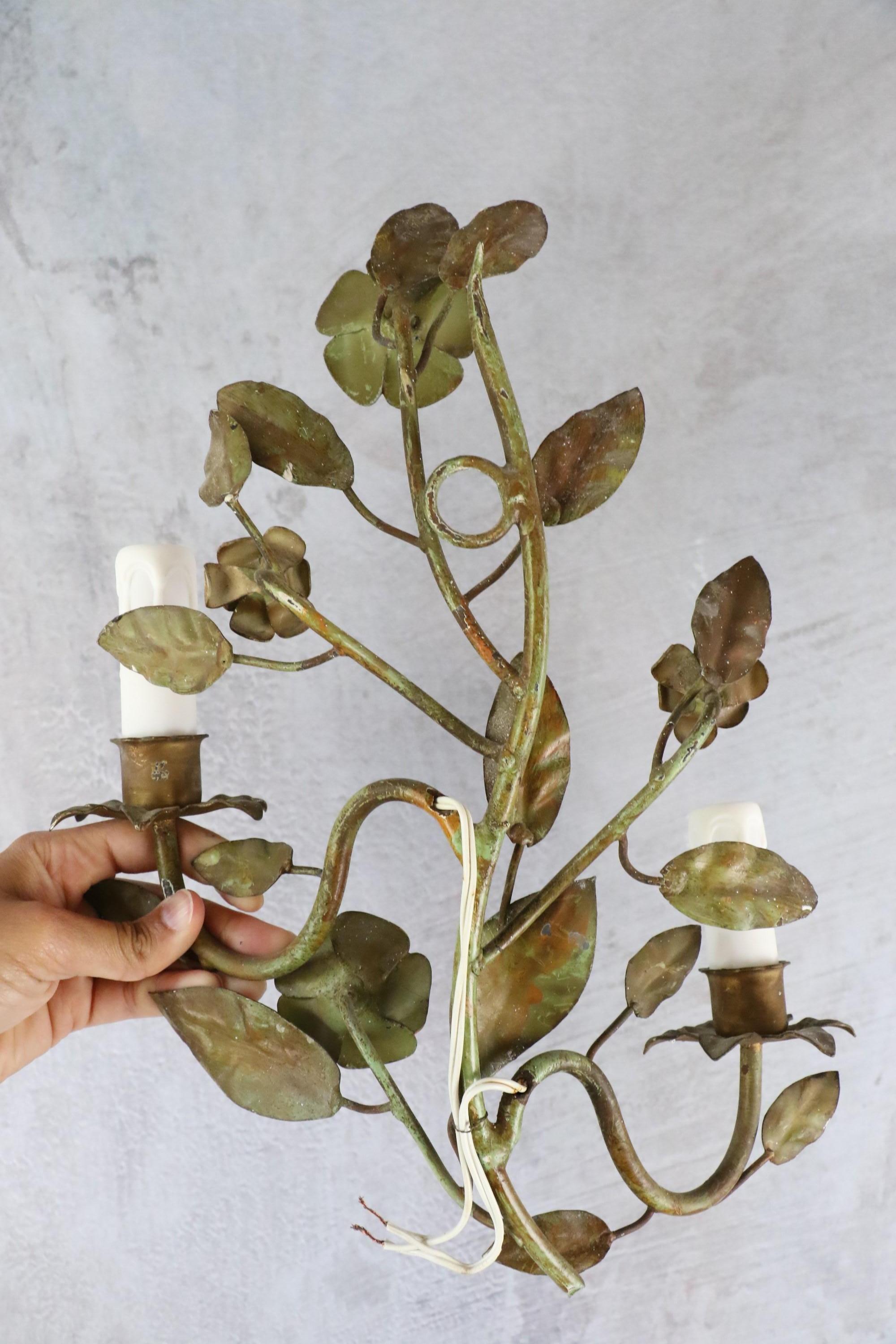 Pair of Florentine sconces decorated with foliage and roses, 1960, Italy In Good Condition In Camblanes et Meynac, FR