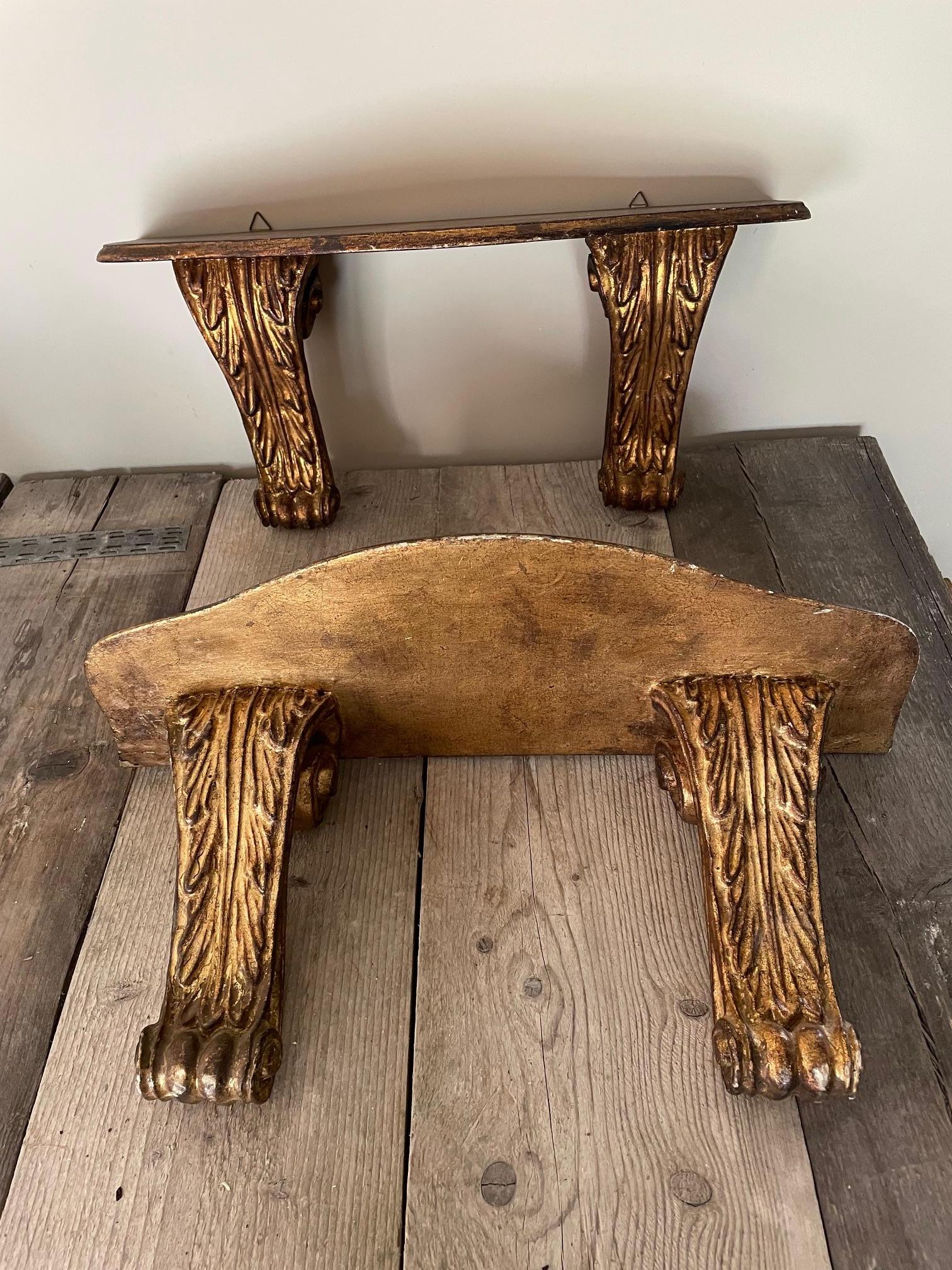 Coppia di mensole dorate in stile fiorentino realizzate in legno chiaro compresso con patina dorata in stile Luigi XVI.