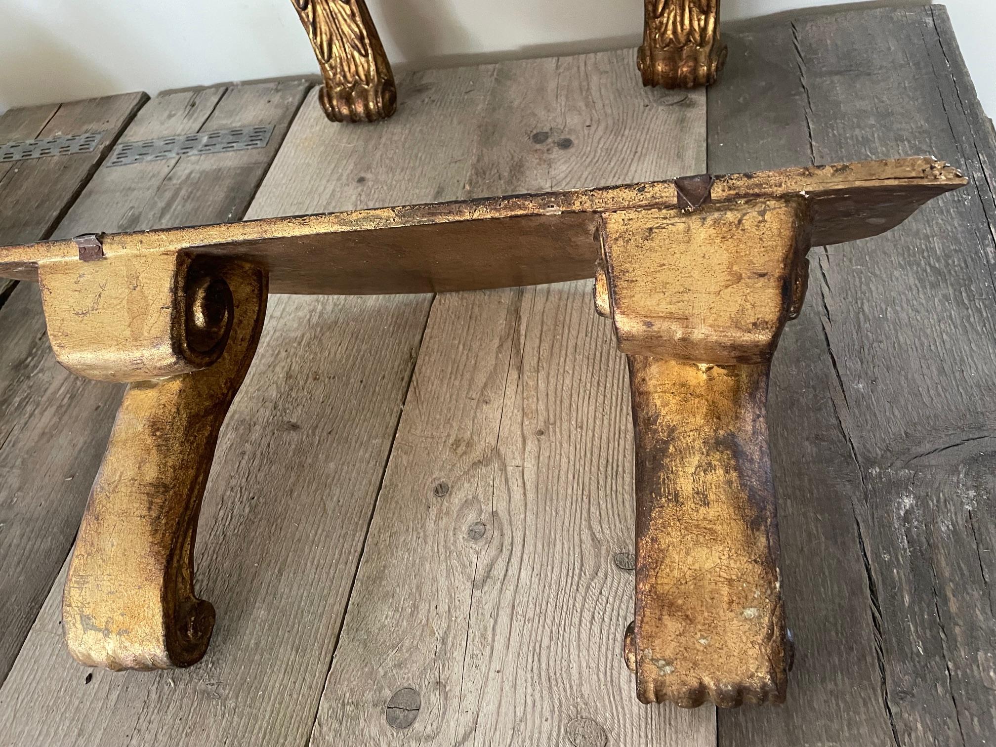 Legno Coppia di mensole dorate in stile Florentine in vendita