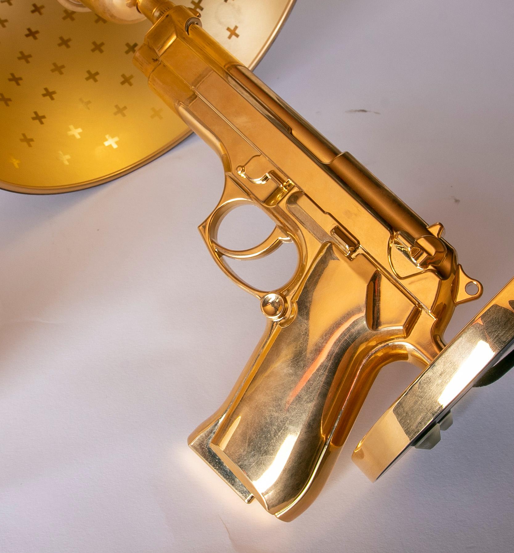 Paire de lampes de table de la collection FLOS Guns en or de Philippe Starck en vente 8