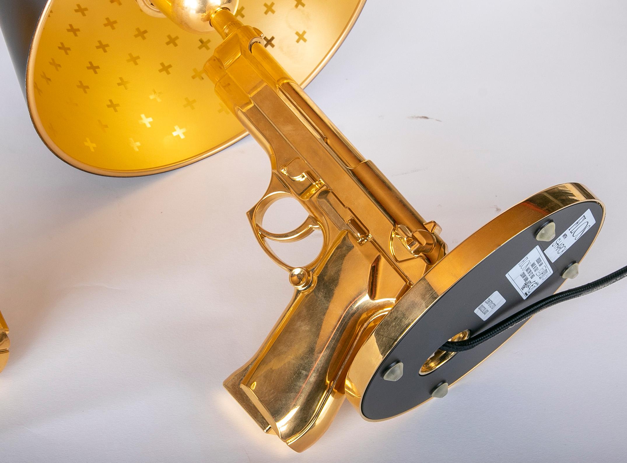 Paire de lampes de table de la collection FLOS Guns en or de Philippe Starck en vente 2