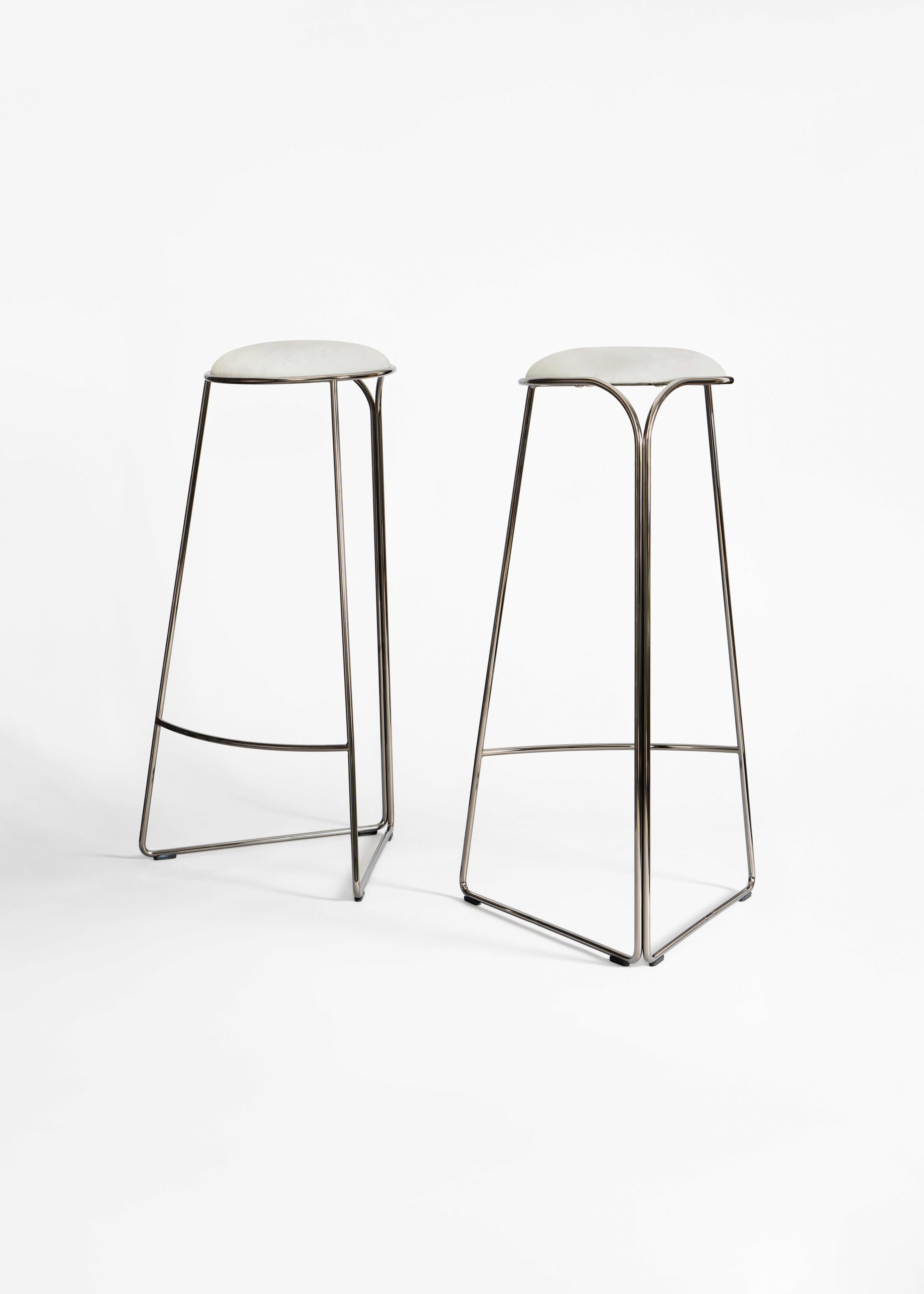 Cette paire de tabourets a été conçue et exposée pour la semaine du design de Milan par le designer, avec une finition ultra-noire et un revêtement en velours blanc.

Un élément, un fil continu dessinant des géométries nées de la projection d'un