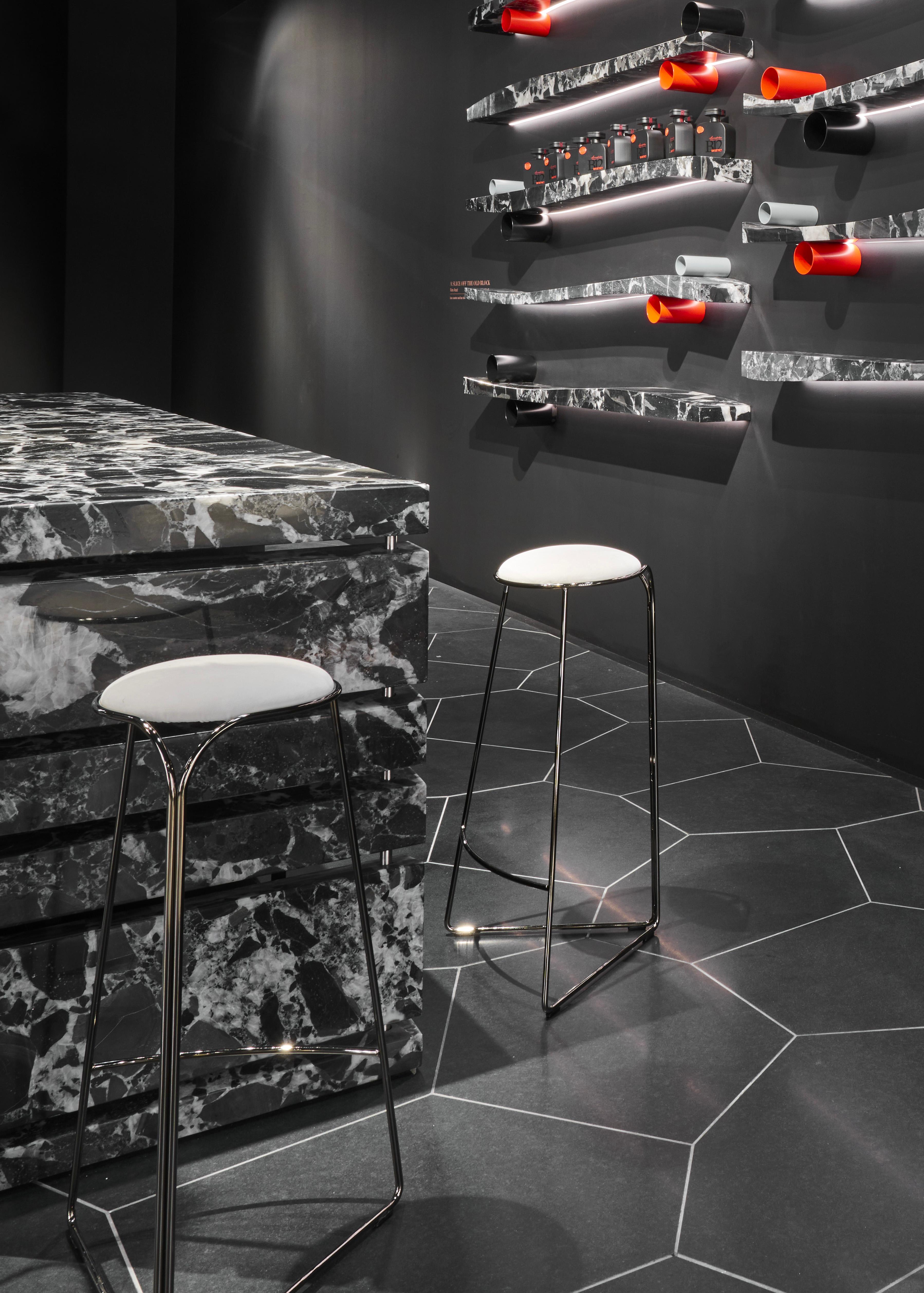 Minimaliste Paire de tabourets contemporains Flow ultablack par Enrico Girotti Made in Italy en vente