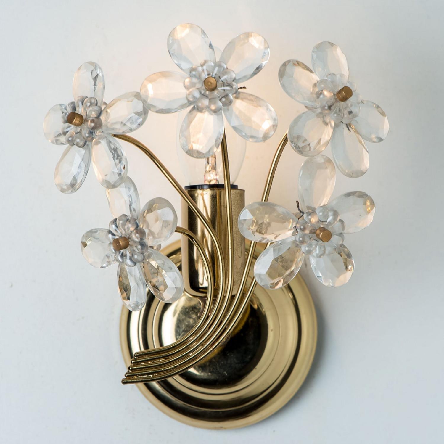 Pair of Flower Crystal and Gold Wall Light by Palwa, 1960s, Germany Regencia de Hollywood en venta
