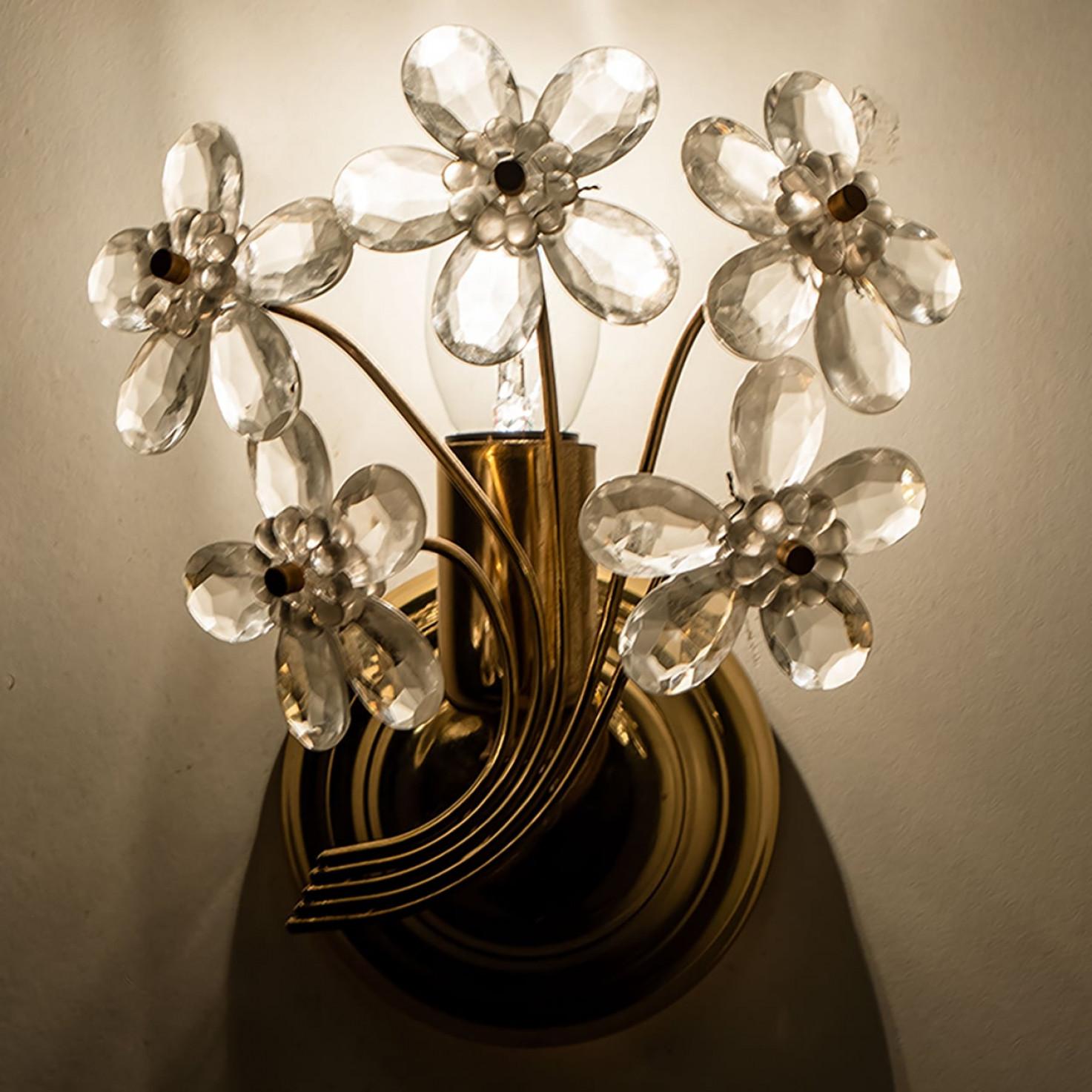 Pair of Flower Crystal and Gold Wall Light by Palwa, 1960s, Germany Latón en venta