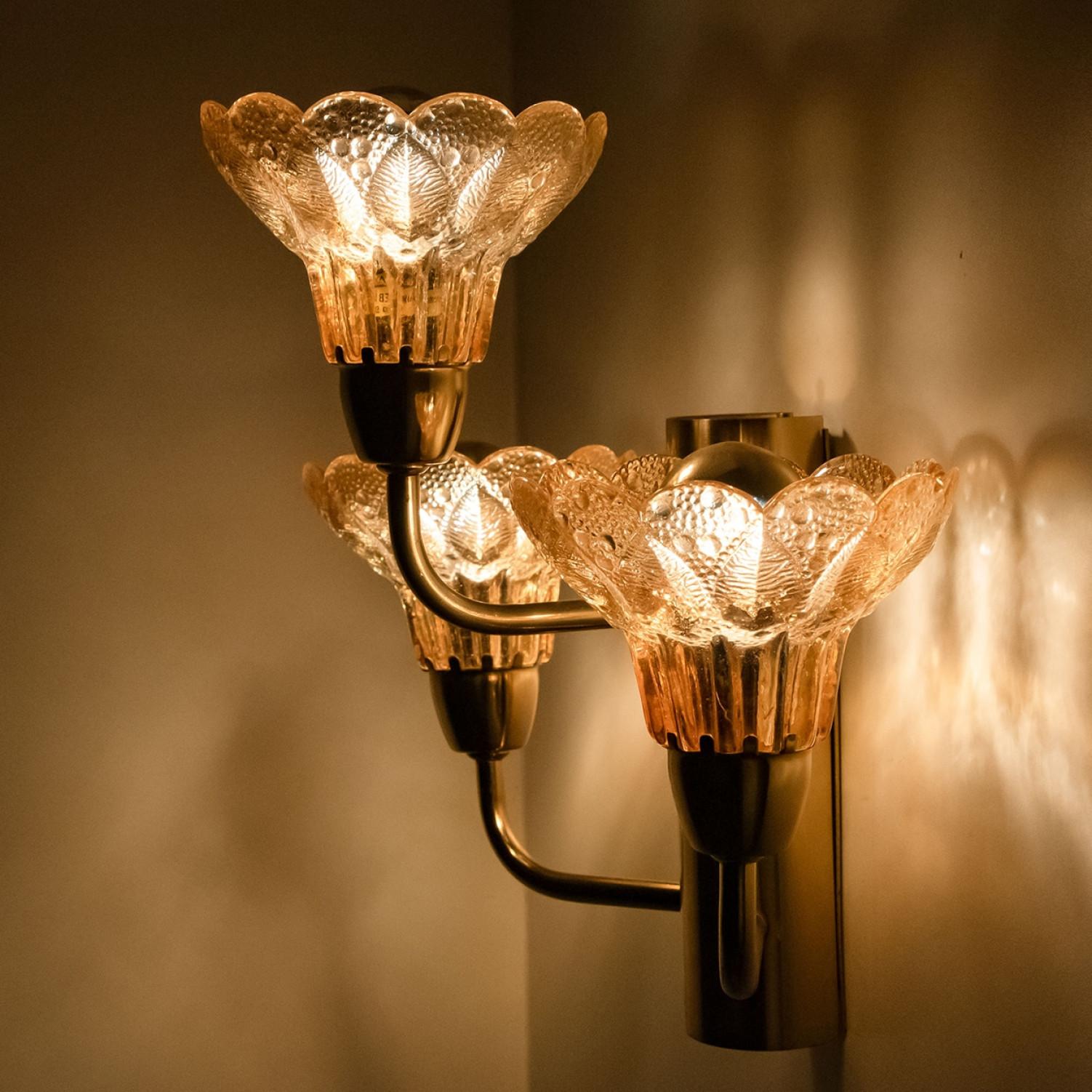 Paar Wandleuchter aus Blumenglas und Messing, Deutschland, 1960er Jahre im Angebot 6