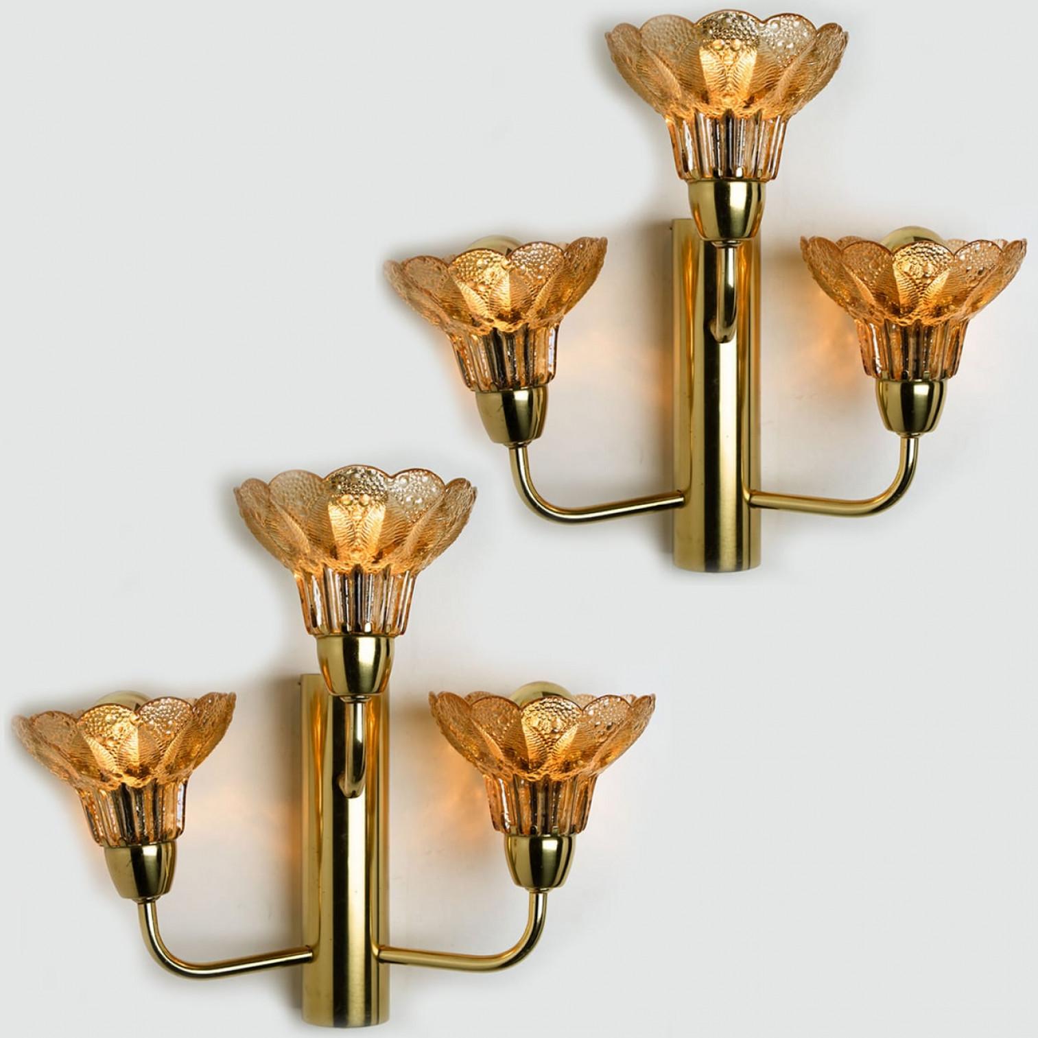 Paar Wandleuchter aus Blumenglas und Messing, Deutschland, 1960er Jahre im Angebot 9
