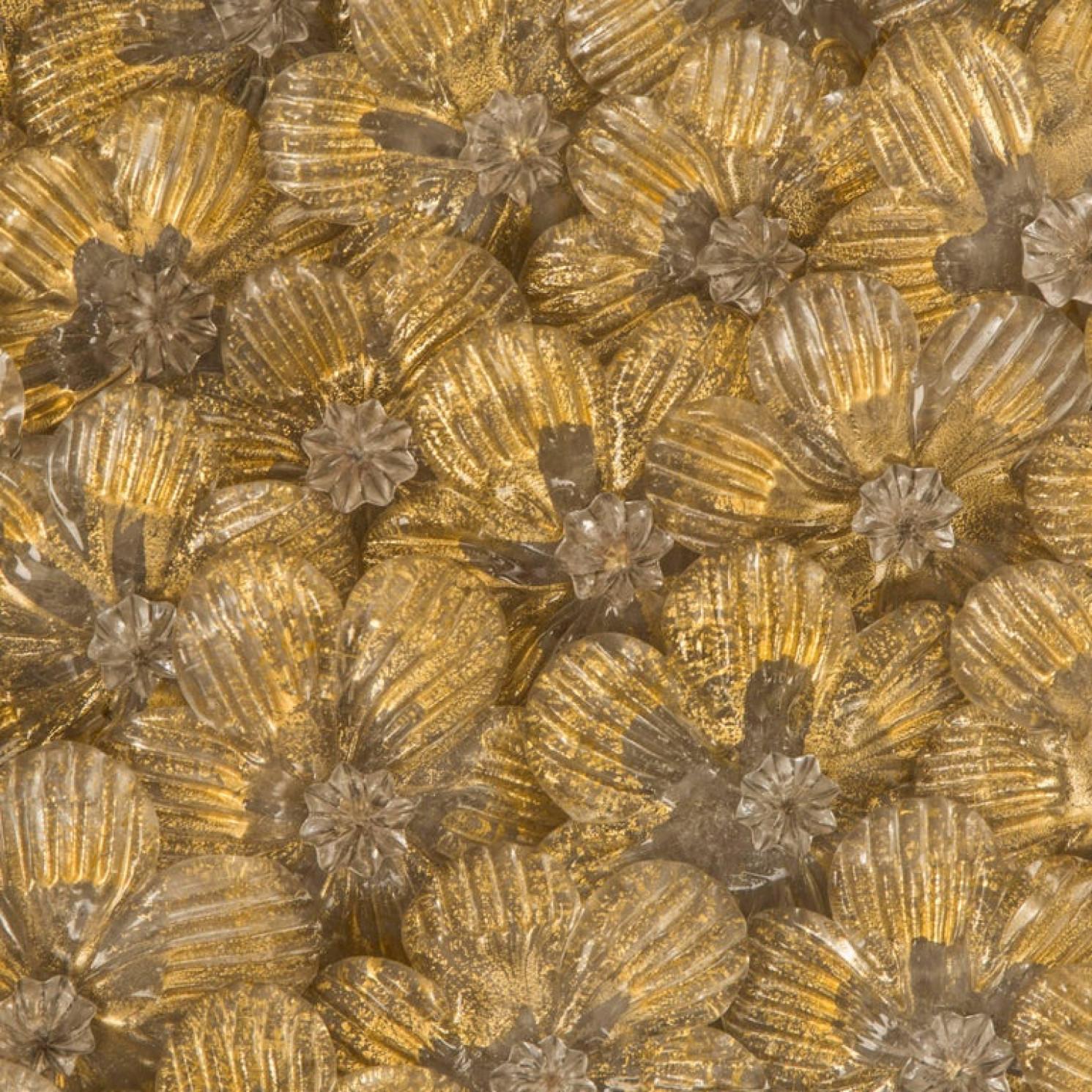 Questa deliziosa coppia di applique Barovier è composta da decine di piccole rose in prezioso vetro di Murano con inclusioni dorate, fissate su una struttura in rete metallica verniciata di bianco. Illumina meravigliosamente.

In buone condizioni.