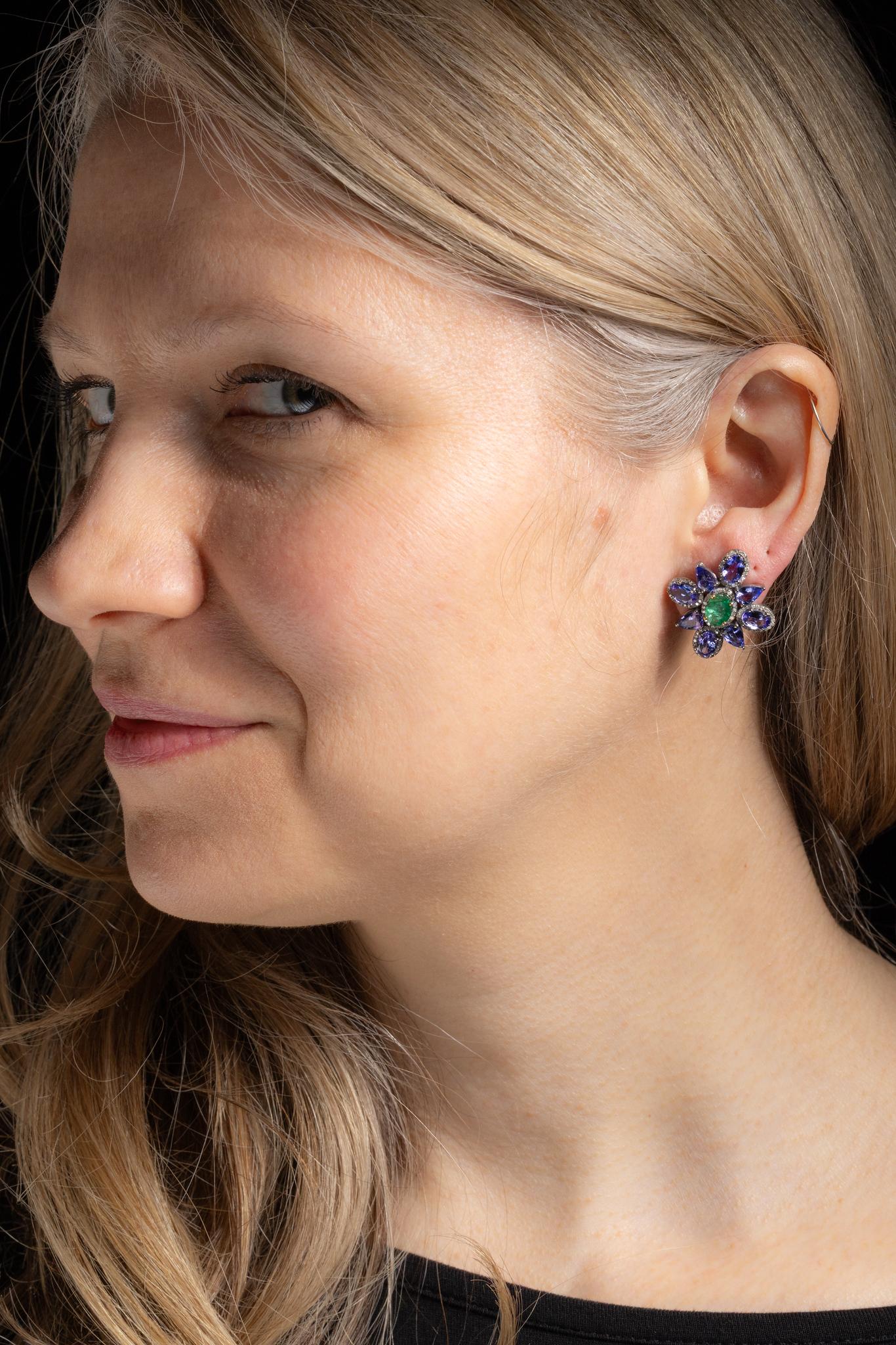 Paar Blumenmotiv-Ohrstecker mit Diamanten, Smaragden und Tansanit-Edelsteinen (Ovalschliff) im Angebot