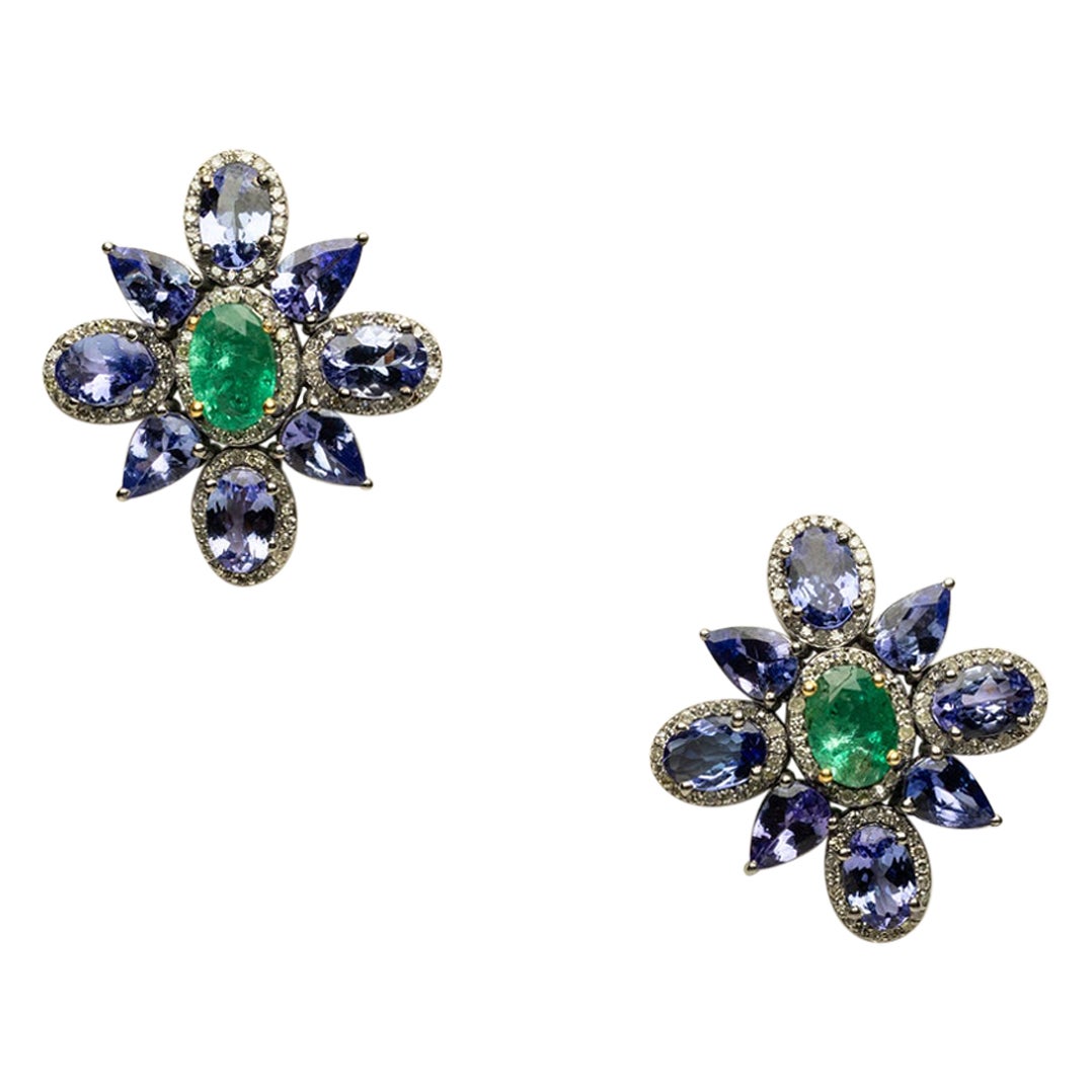 Paar Blumenmotiv-Ohrstecker mit Diamanten, Smaragden und Tansanit-Edelsteinen im Angebot