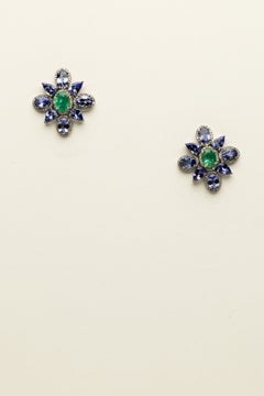 Paar Blumenmotiv-Ohrstecker mit Diamanten, Smaragden und Tansanit-Edelsteinen