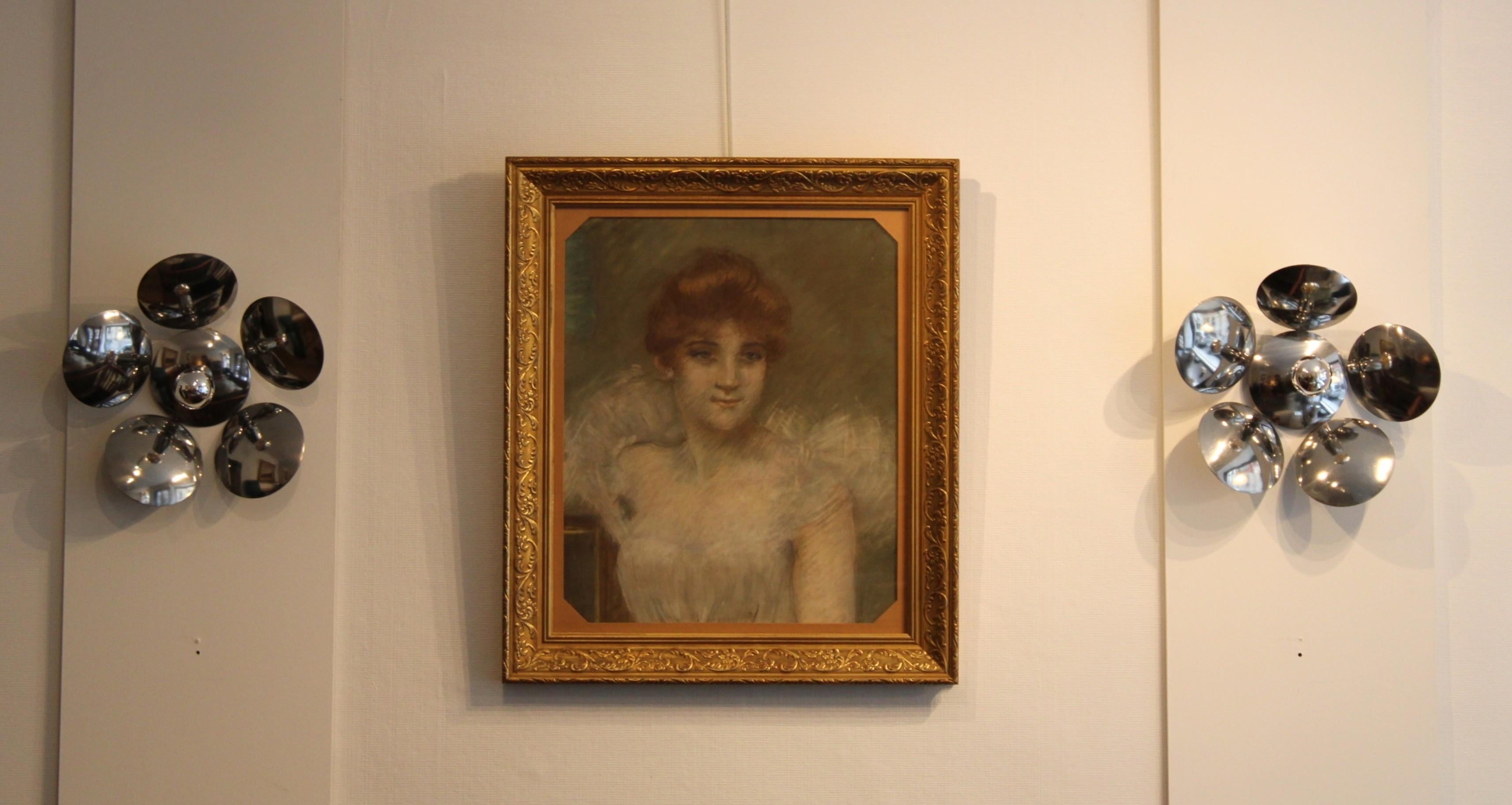 Pareja de apliques en forma de flor de acero cromado, obra italiana, hacia 1970 Acero en venta