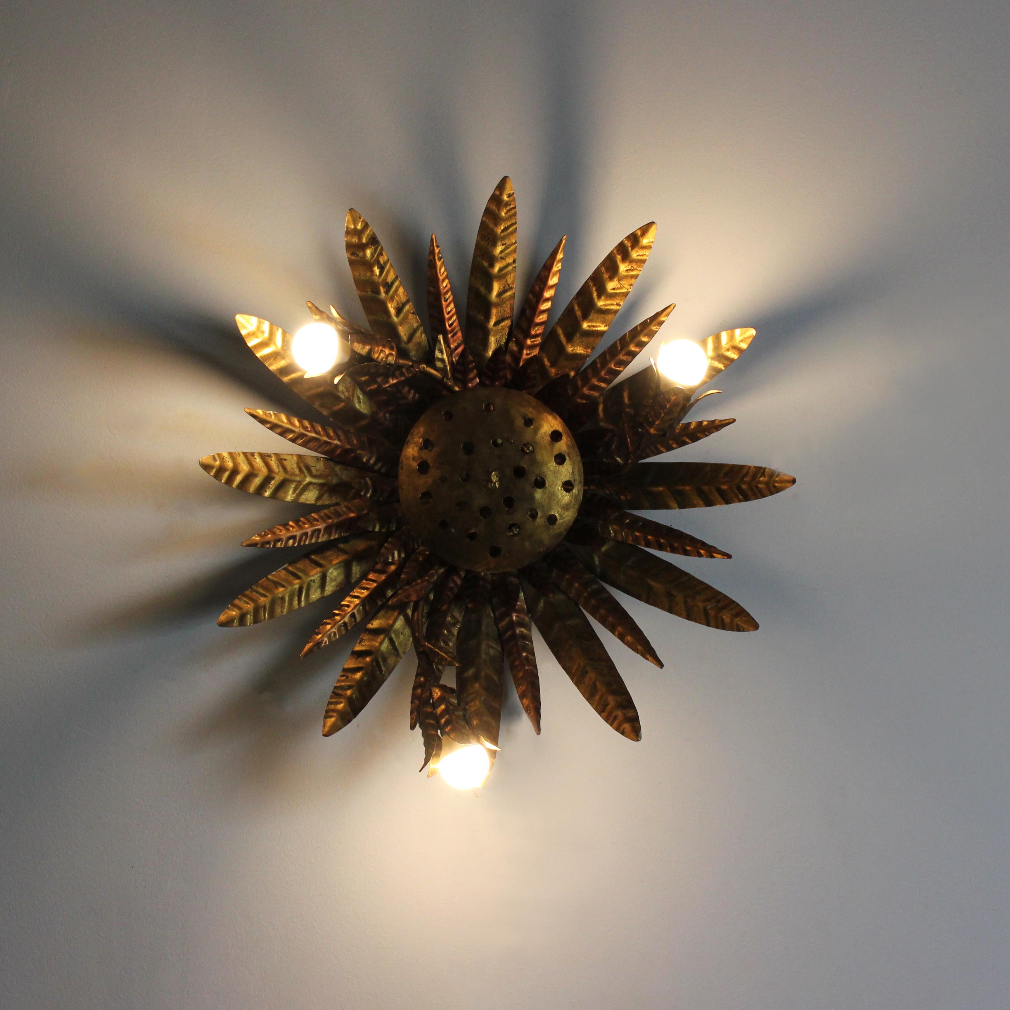 Pareja de apliques de pared/techo en forma de flor en metal dorado - c. 1950 - España mediados del siglo XX en venta