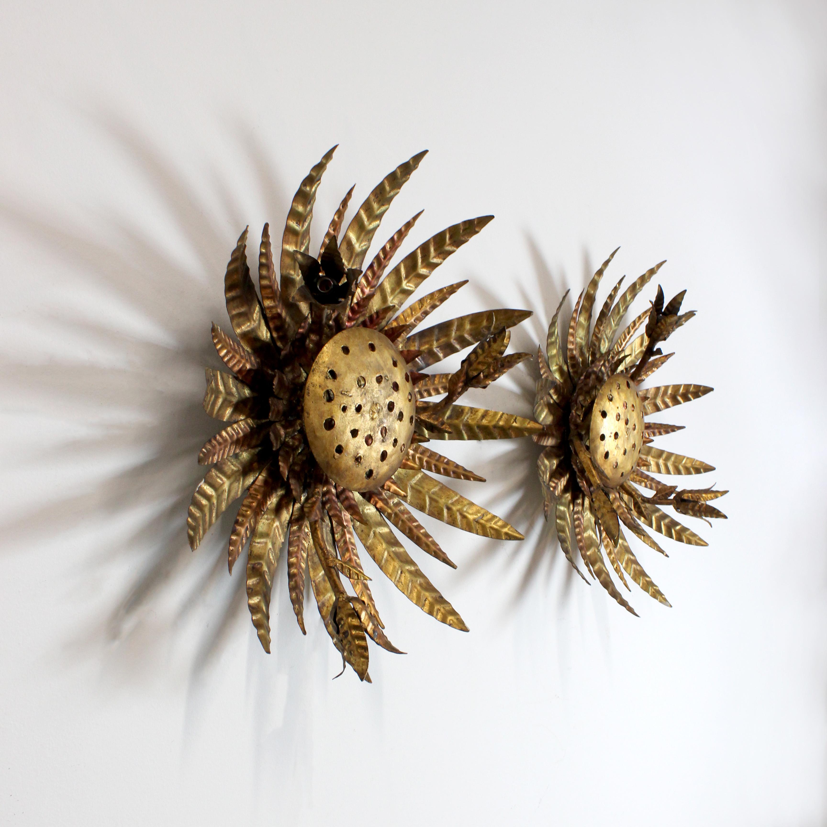 Pareja de apliques de pared/techo en forma de flor en metal dorado - c. 1950 - España Hierro en venta