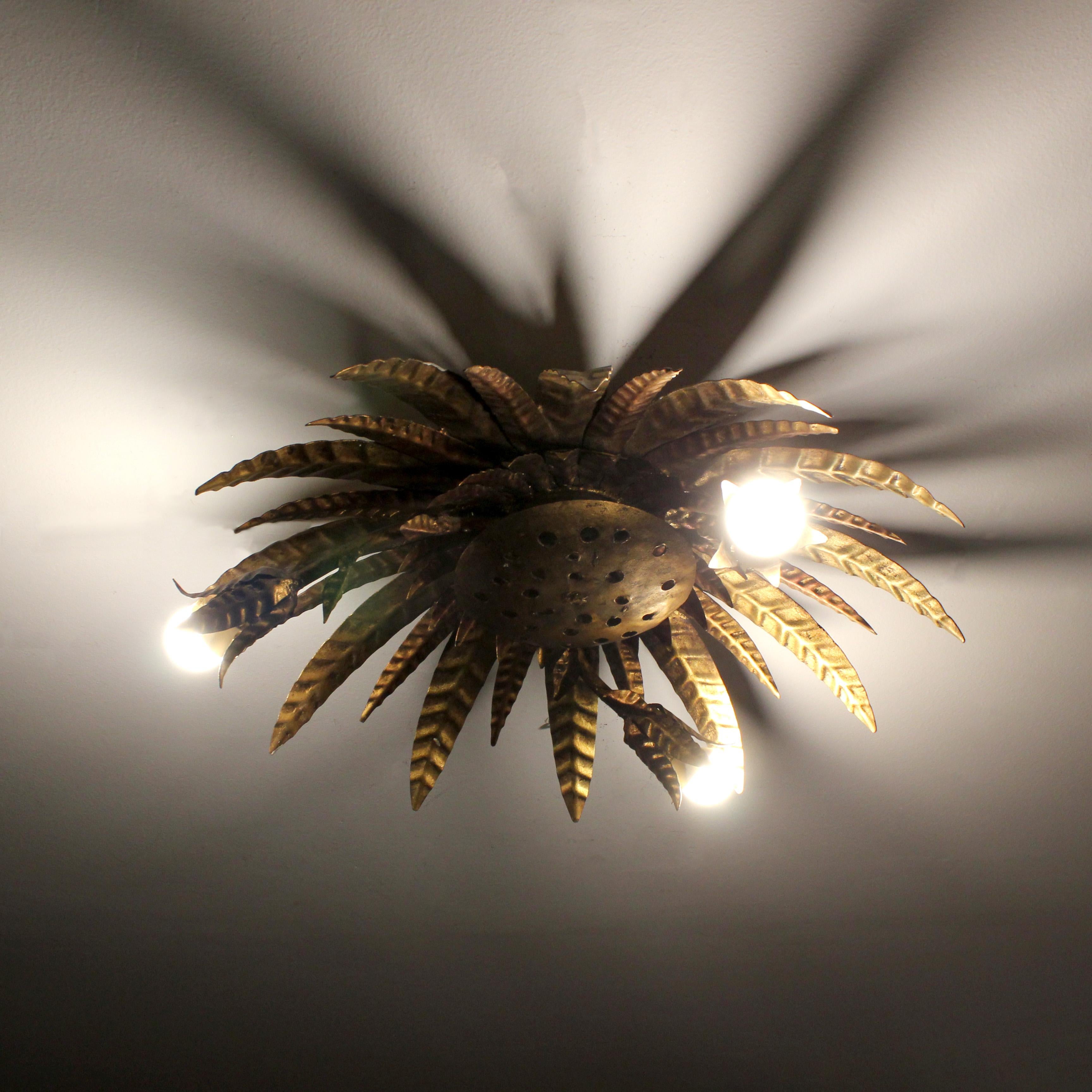 Pareja de apliques de pared/techo en forma de flor en metal dorado - c. 1950 - España en venta 1