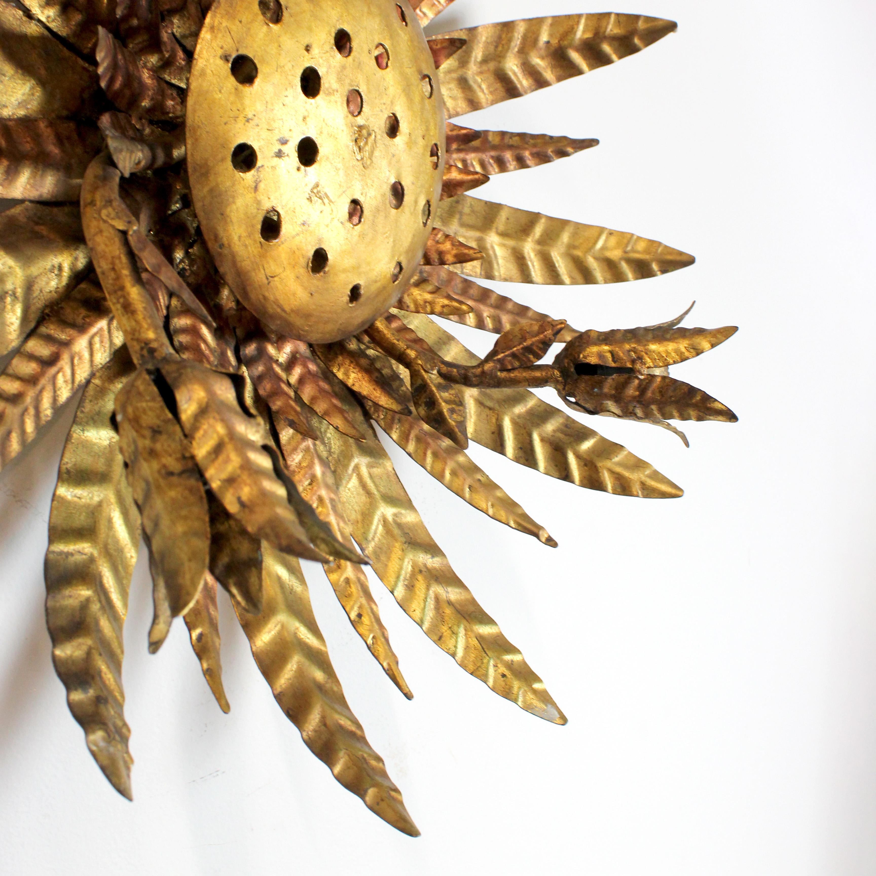 Pareja de apliques de pared/techo en forma de flor en metal dorado - c. 1950 - España en venta 2