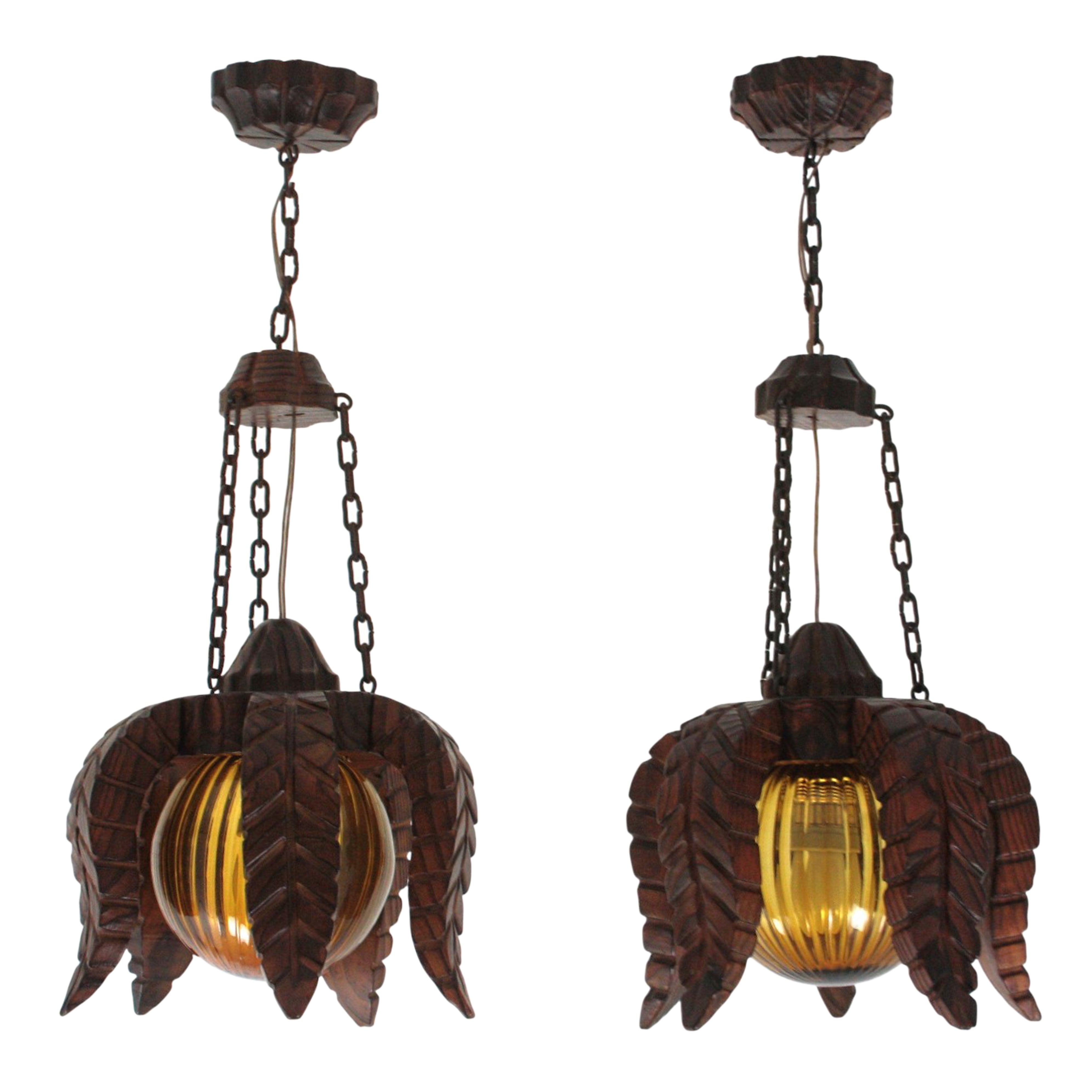 Paire de pendentifs à fleurs en bois et verre ambré, Spanish Colonial, années 1940