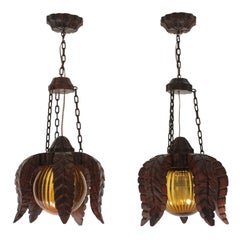 Paire de pendentifs à fleurs en bois et verre ambré, Spanish Colonial, années 1940