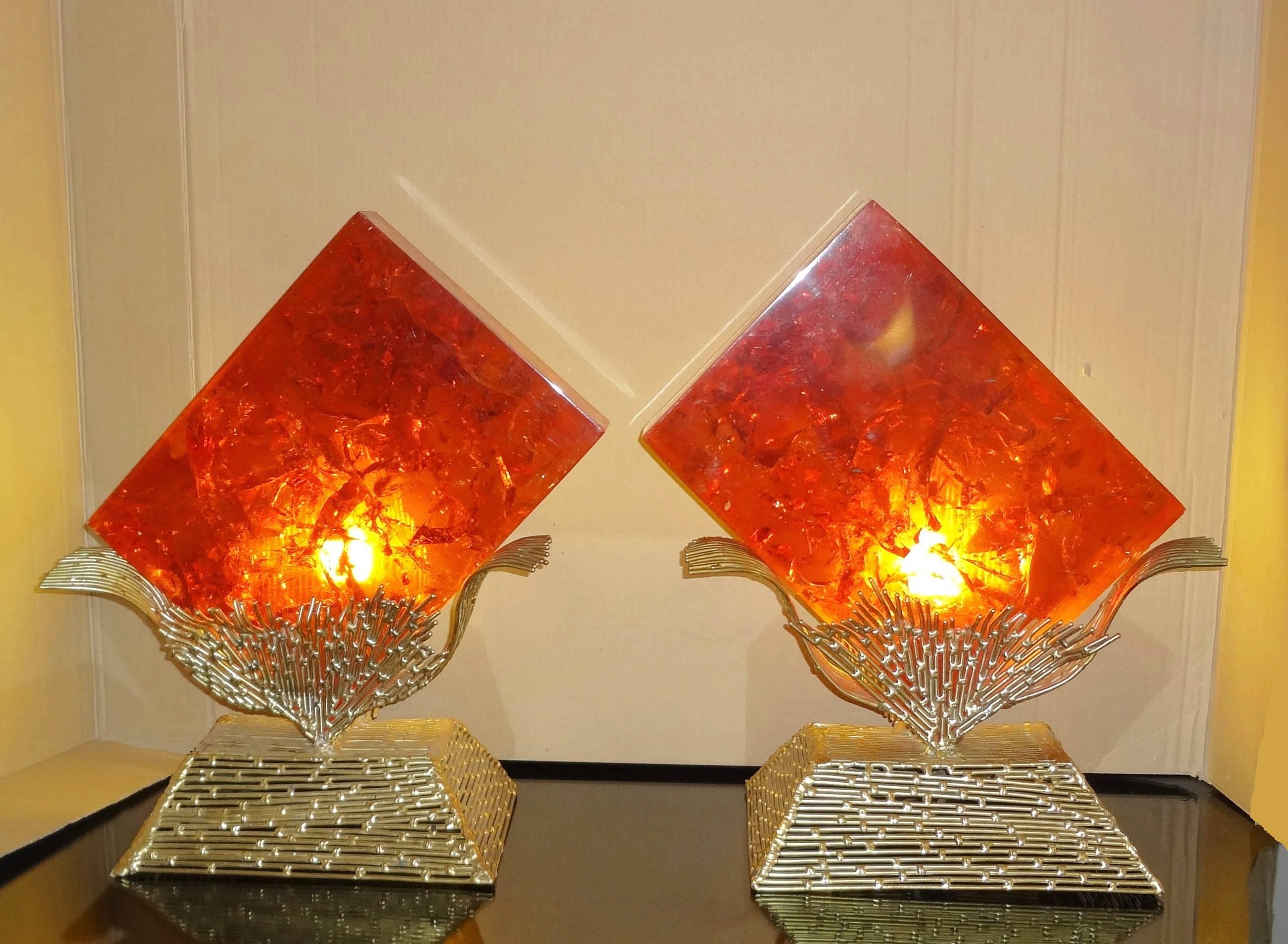 Henri Fernandez (1943- )
Spectacular pair of impressive fractal resin table lamps, 1970s.
Red orange resin block on the gilt brass flower base,
like a fire light on gold.
Resin signed. Brass signed and numbered 1 and 2/8.
Résin W. 34 x 26 x D .7.5