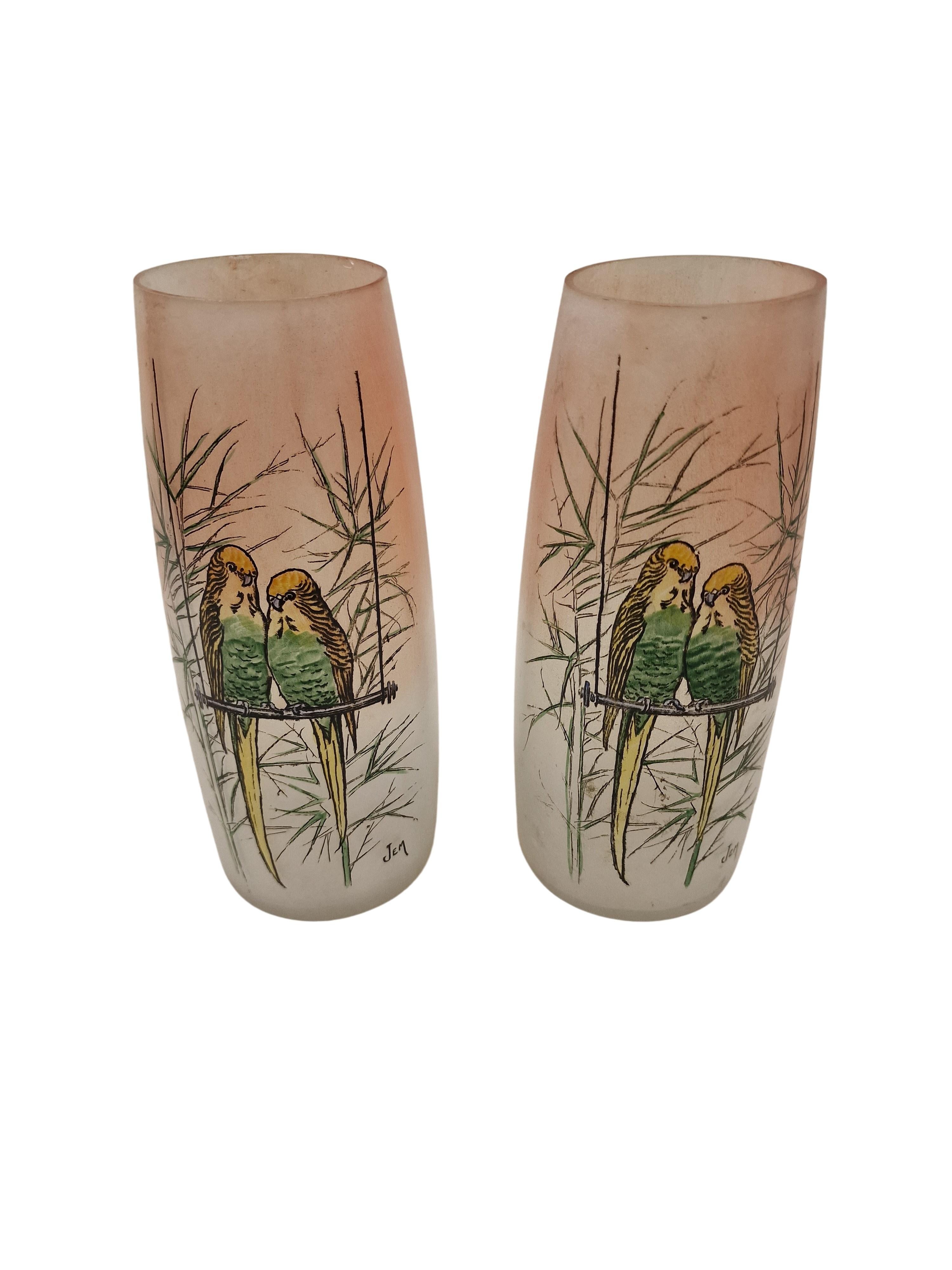 Sehr schönes Paar Blumenvasen aus der Zeit des Art déco, um 1920, von der berühmten Verrerie Legras in Frankreich. 

Die beiden Vasen haben eine kubische, erhabene Form und sind durchgehend in Pastellfarben gehalten. 
Die Vasen sind mit hochwertiger
