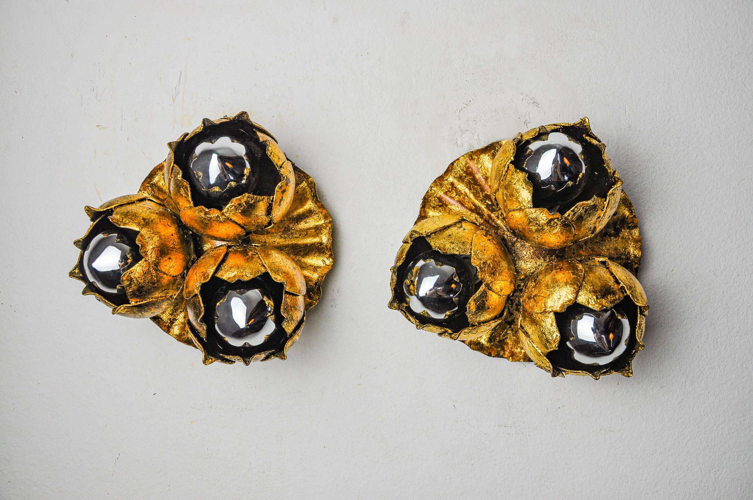 Sehr schönes und seltenes Paar blumenförmige Wandleuchten aus der Mitte des Jahrhunderts, entworfen und hergestellt von Ferro Arte in Spanien in den 1960er Jahren, aus Metall und mit Blattgold. Ein seltenes Designobjekt, das Ihr Interieur wunderbar