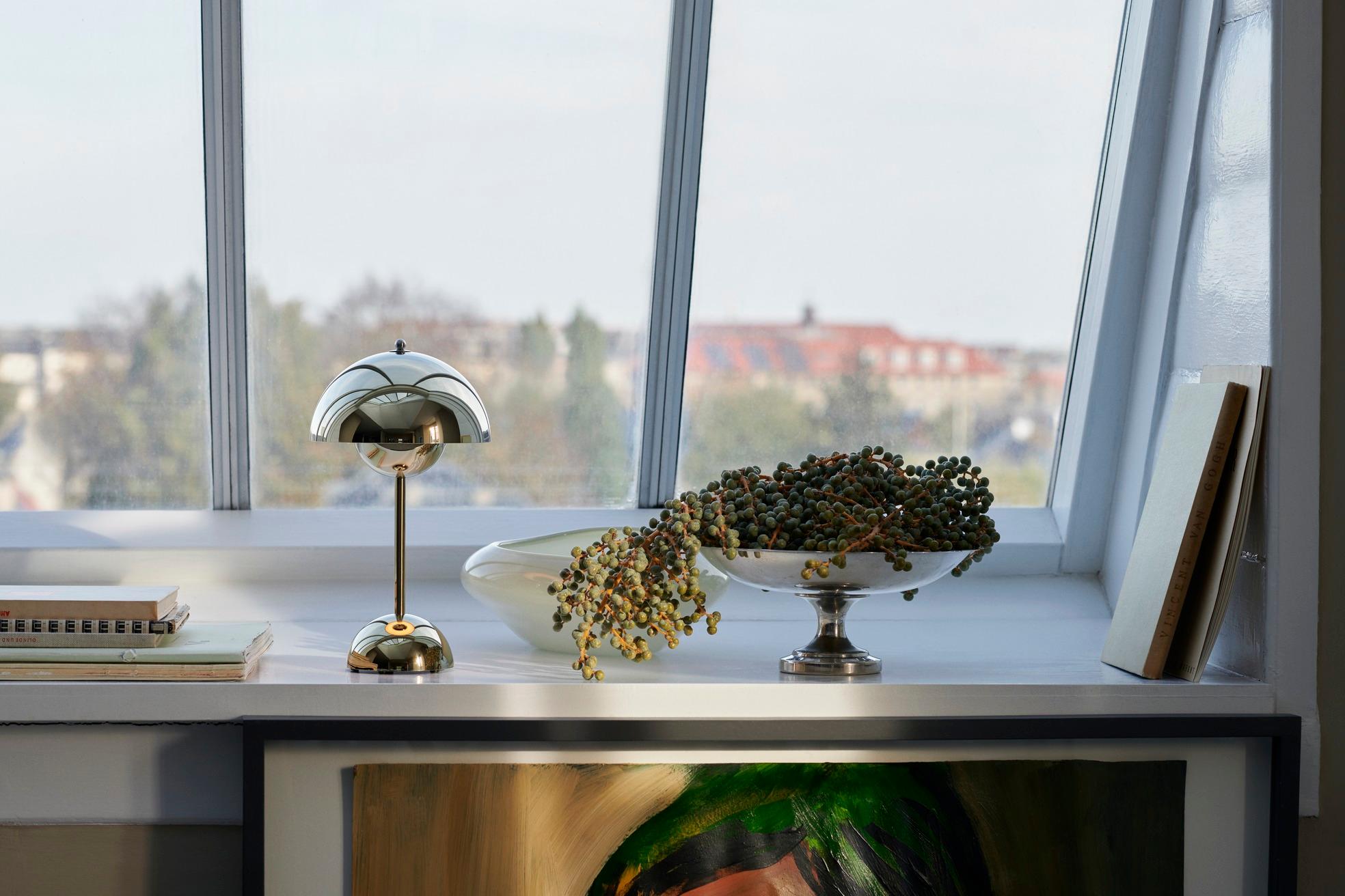 Die ikonische Form des Flowerpot von Verner Panton, die zu den normgebenden dänischen Entwürfen der 1960er Jahre gehört, ist in einer Serie erhältlich, die mittlerweile aus sieben verschiedenen Modellen besteht. In enger Collaboration mit der