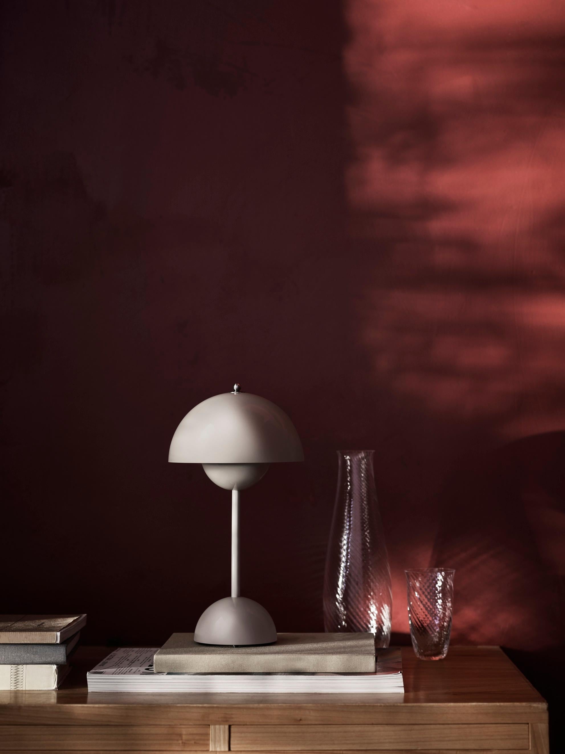 Contemporary Pair of Flowerpot Vp9 Portable-Matt Light Grey-Table Lamp byVerner Panton for &T For Sale