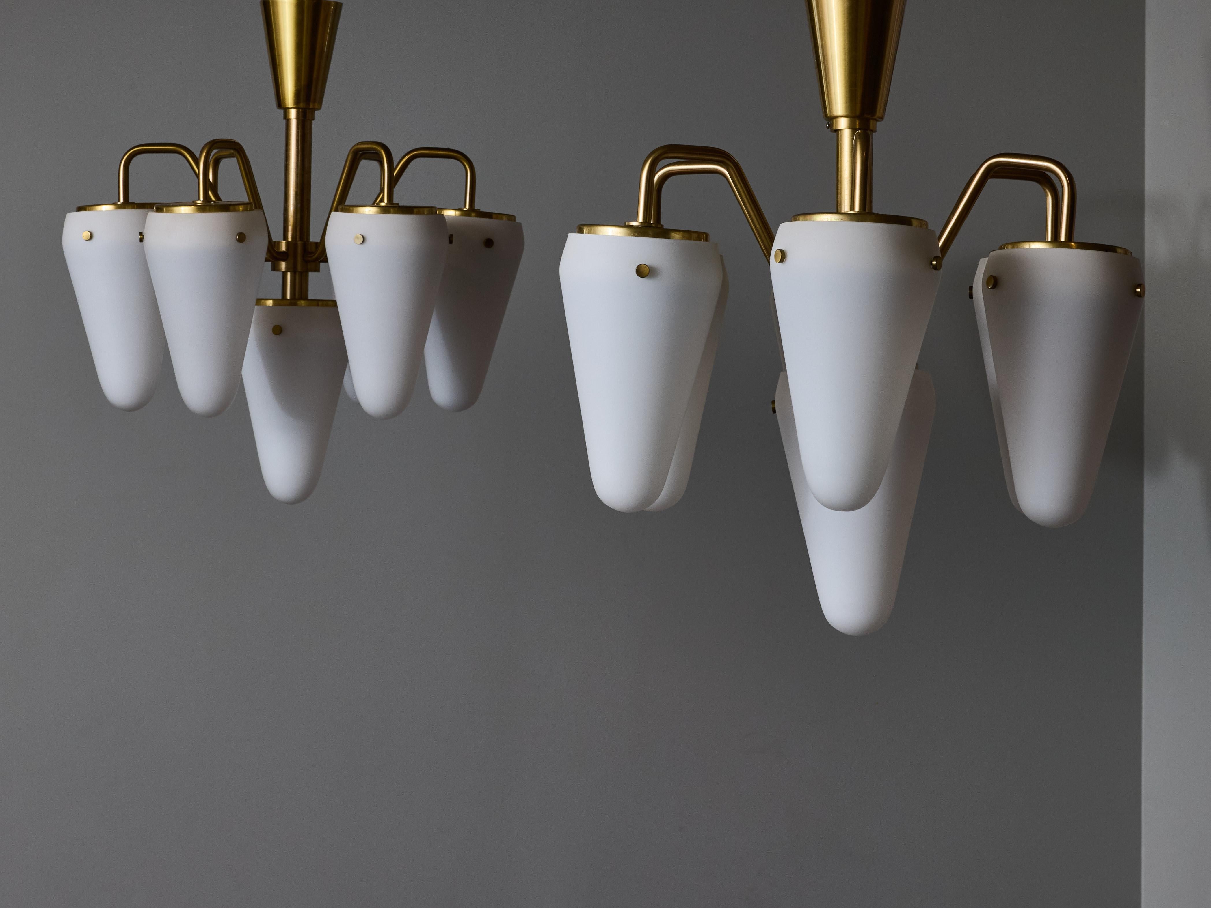 Pair of rare flush mounts designed by Hans Agne Jakobsson, made of a brass structure with seven light sources under opaline cone shaped diffusers.

Original label of the manufacturer in the canopies.

Hans-Agne Jakobsson (1919-2009)

Born in the
